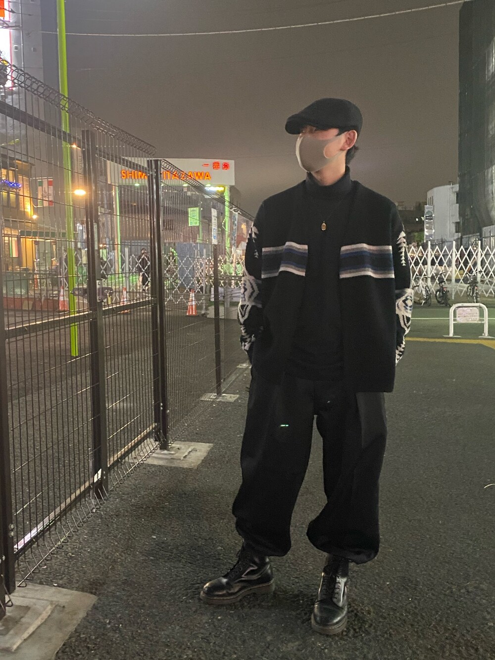 「今日のコーデ、ユニクロ、ブラックコーデ、休日スタイル、Dr.Martens、低身長」｜「UNIQLOのアイテム（トップス、ブラック系）」を使った、ど素人の成長日記さん（メンズ・169cm）の春コーディネートの1枚目の写真