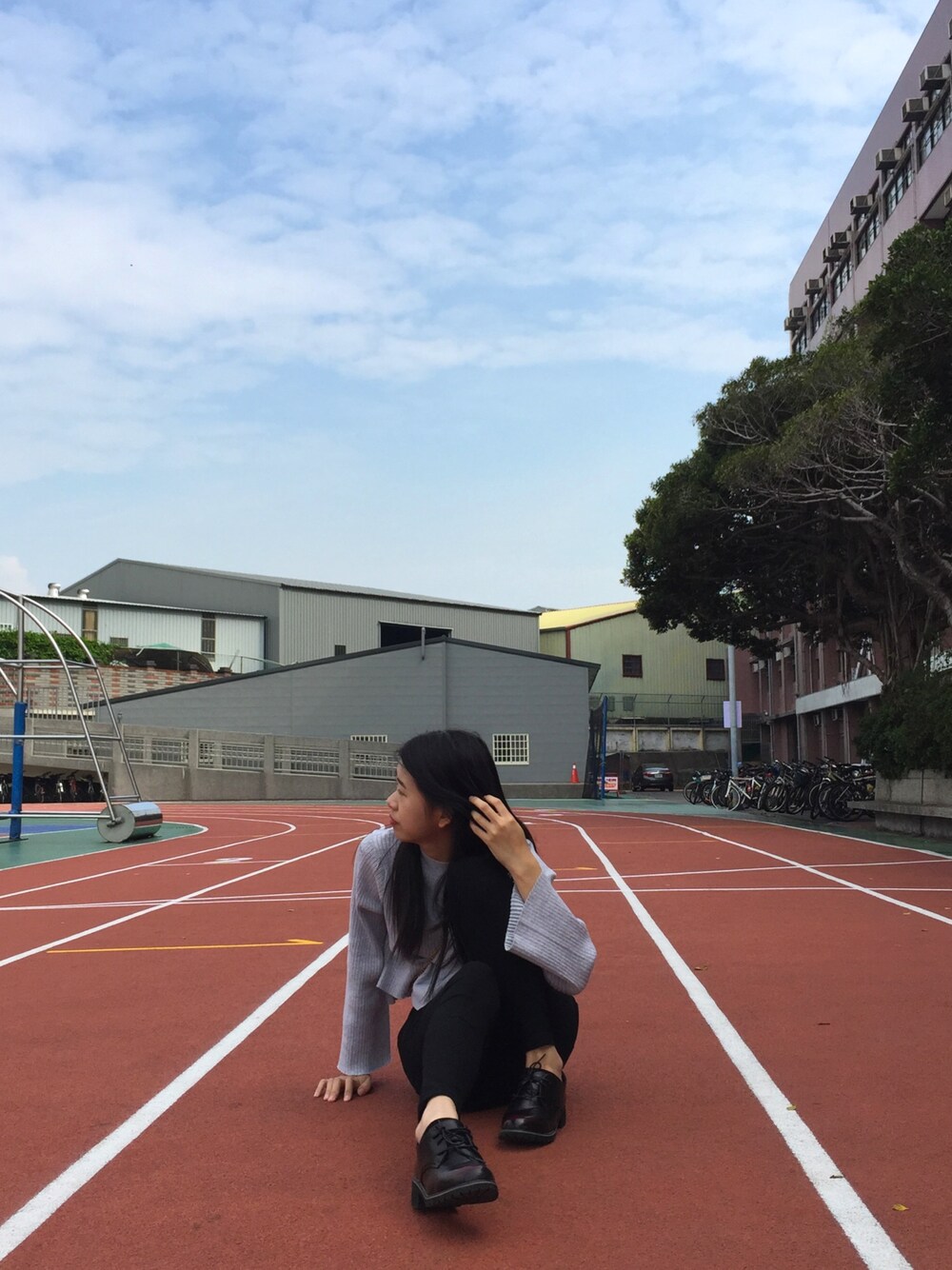 「NU（NANO universe）のアイテム（その他トップス、グレー系）」を使った、Carolさん（レディース・167cm）の秋コーディネートの1枚目の写真