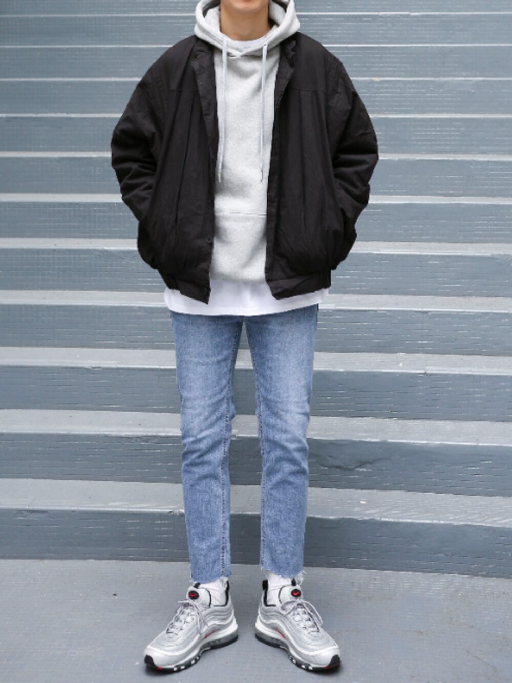 「NIKEのアイテム（シューズ、シルバー系）」を使った、ONECEさん（メンズ・181cm）の冬コーディネートの1枚目の写真