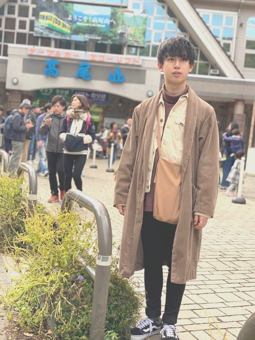 ブラウン系のTシャツ/カットソー、ブラウン系のダウンジャケット/コート、ベージュ系のデニムジャケットを着用したメンズの秋コーディネートの1枚目の写真