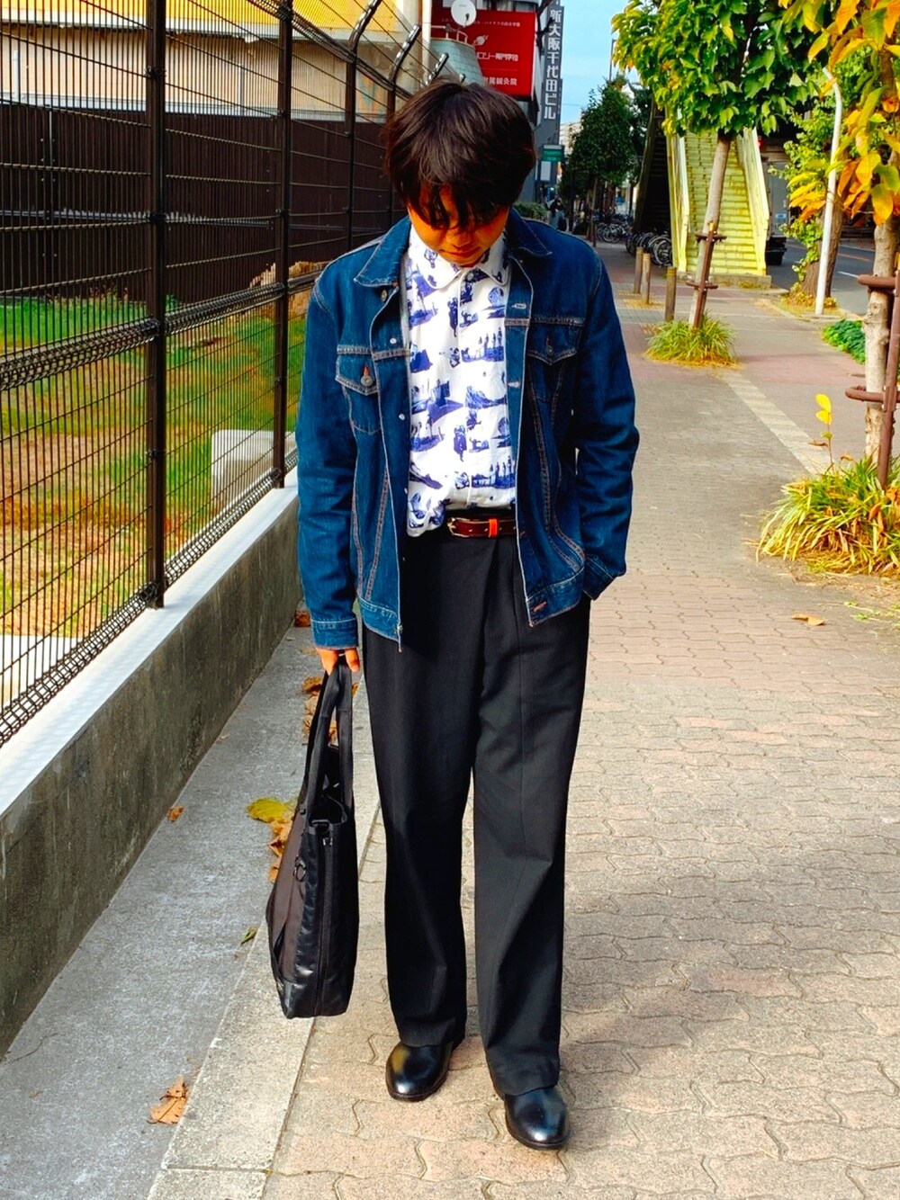 「秋コーデ、カジュアルコーデ、デニムジャケット、ステュディオス(STUDIOUS)、リーバイス、name.、Traditional Weatherwear、PORTER、おしゃれさんと繋がりたい」｜「Levi'sの【雑誌掲載】Iデニムジャケット ミディアムインディゴブルー（デニムジャケット、ブルー系）」を使った、シンさんさん（メンズ・173cm）の秋コーディネートの1枚目の写真