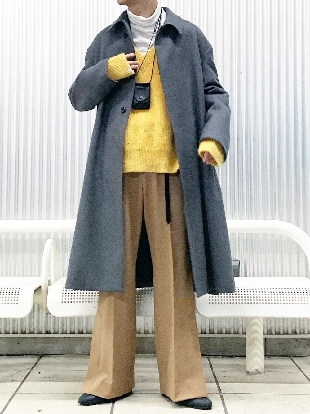 グレー系のジャケット/アウター、イエロー系のニット/セーター、ベージュ系のスラックスを着用したメンズの冬コーディネートの1枚目の写真