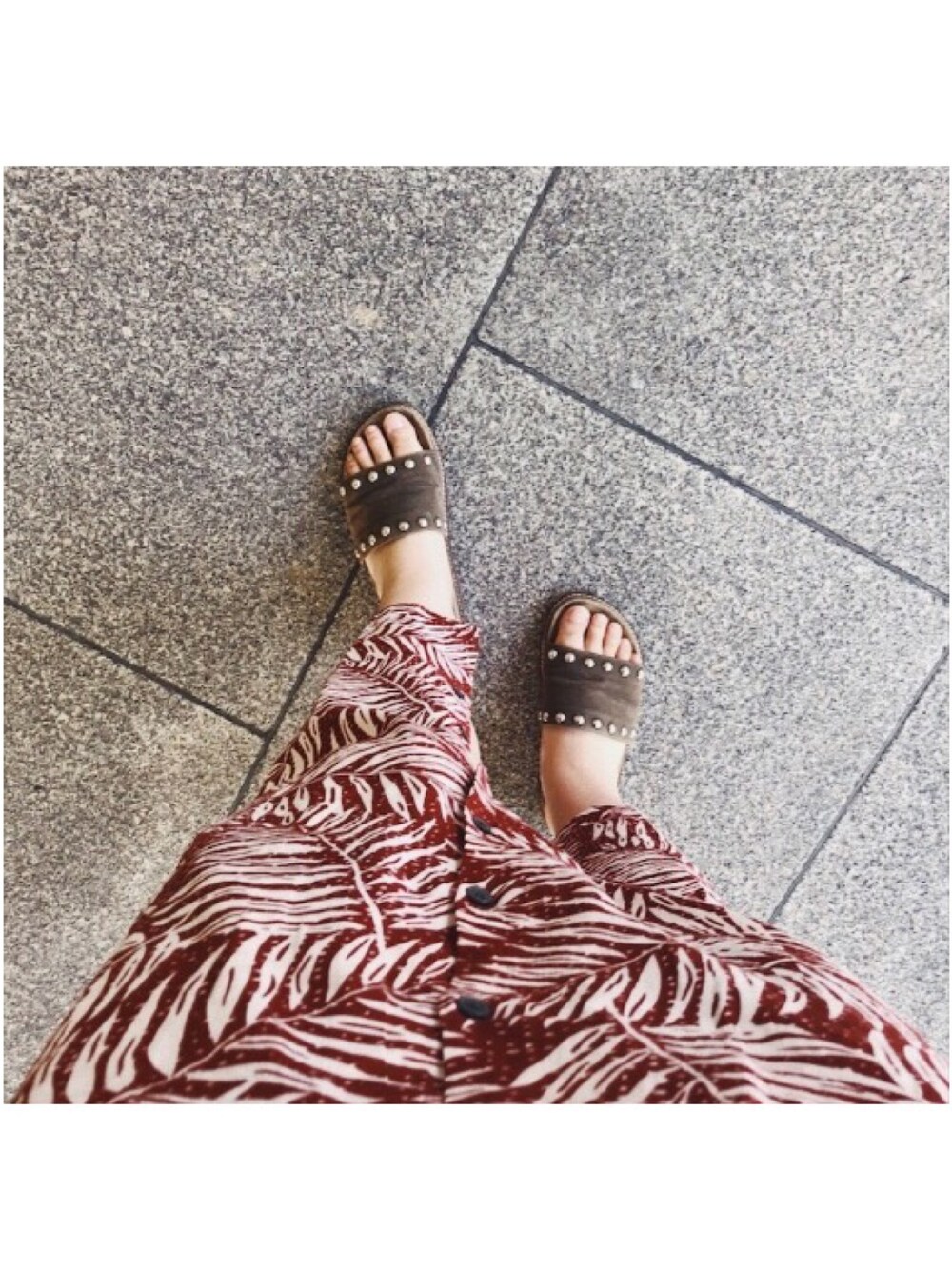 「FLOVE、今井華、skirt、red、sandals、gray」｜「FLOVEのフェイクスエードコンフォートサンダル（サンダル、グレー系）」を使った、Minamiさん（レディース・162cm）の春コーディネートの1枚目の写真
