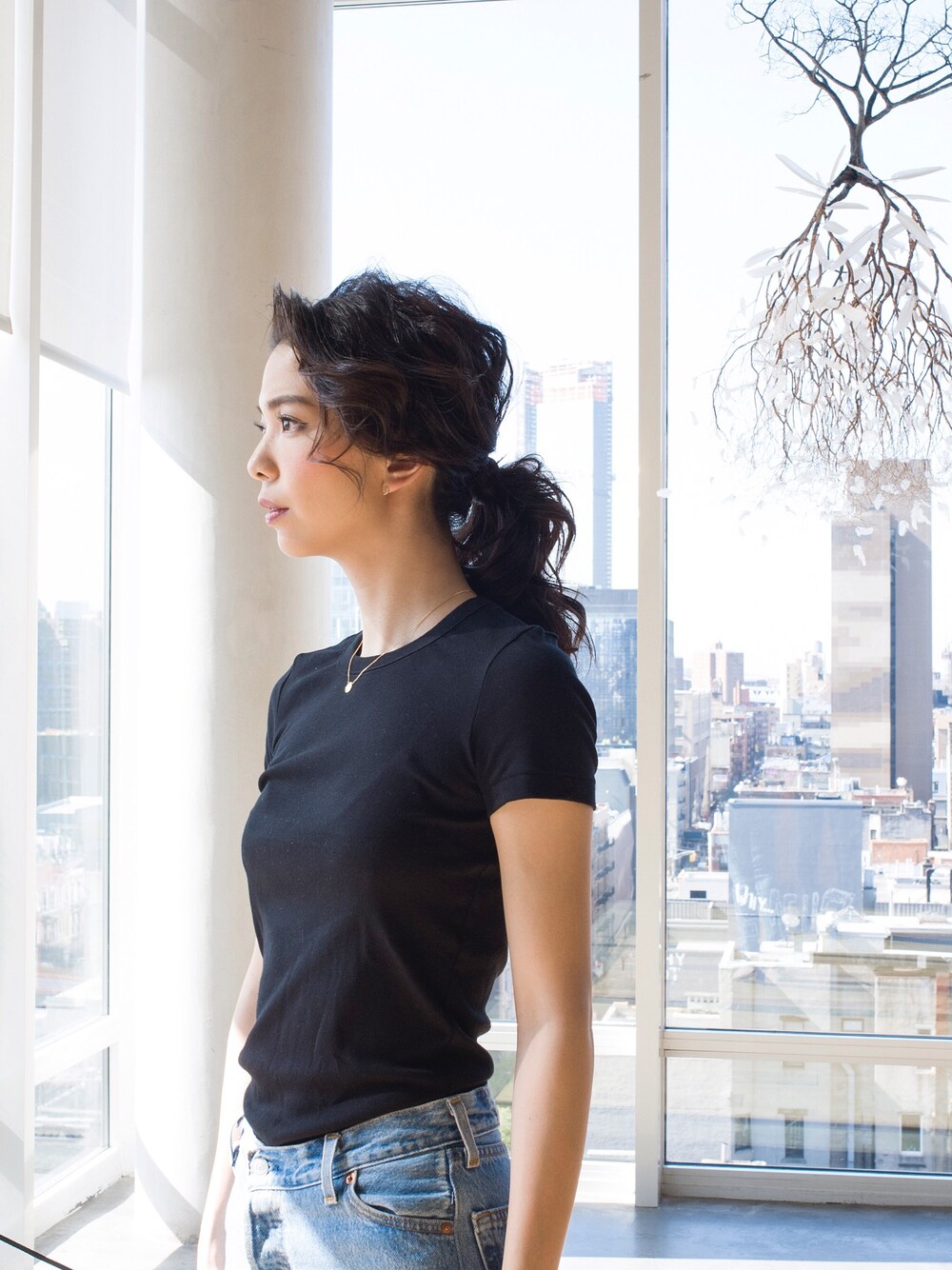 ブラック系のTシャツ/カットソーを着用したレディースの春コーディネートの1枚目の写真