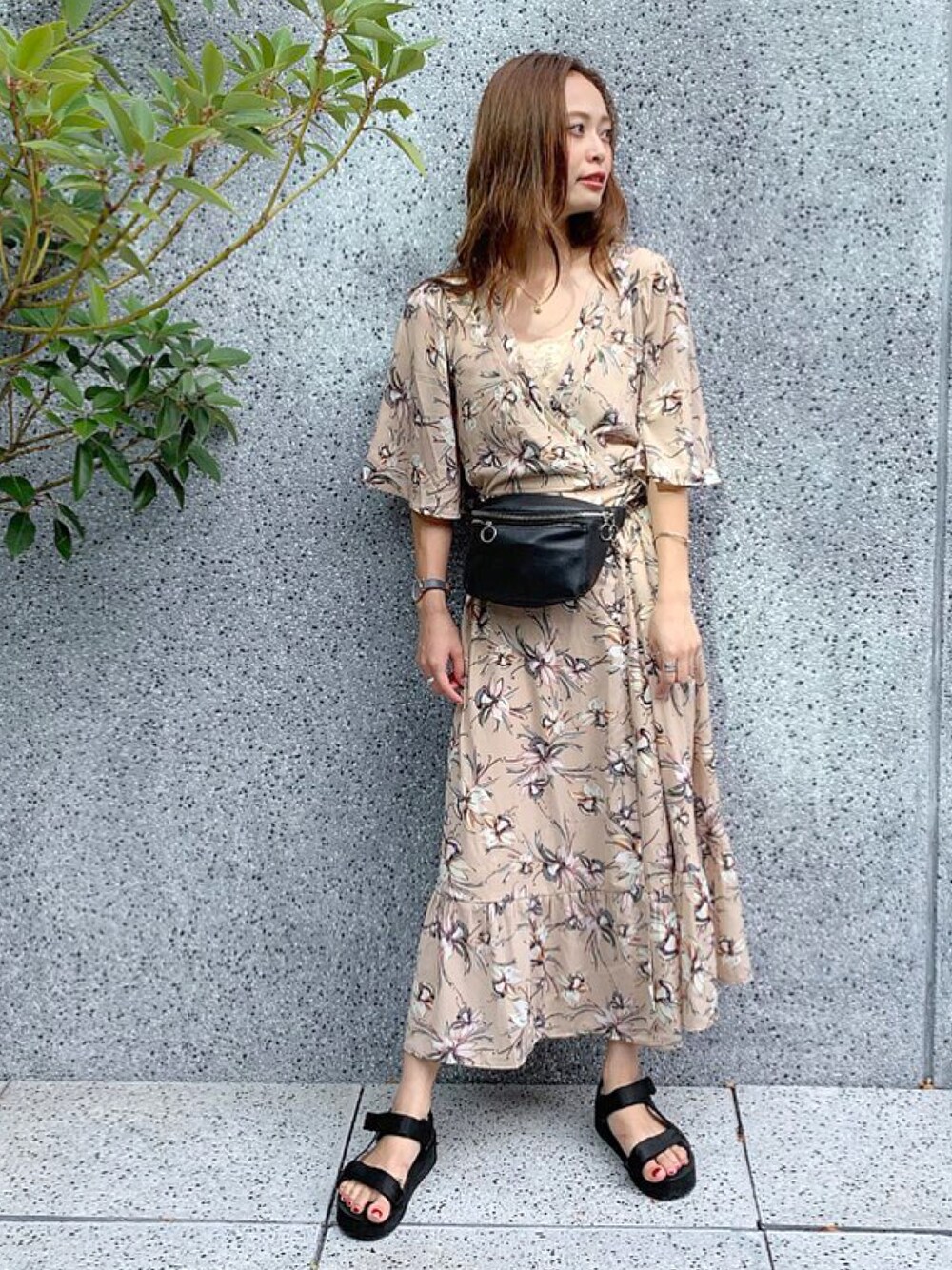 「シンプルコーデ、カジュアルコーデ、きれいめカジュアル、大人コーデ、ラクチンコーデ、花柄ワンピース、ワンピース、花柄、autumn、ベージュ」｜「Roomy'sのアイテム（ワンピース/ドレス、ベージュ系）」を使った、maiさん（レディース・162cm）の秋コーディネートの1枚目の写真