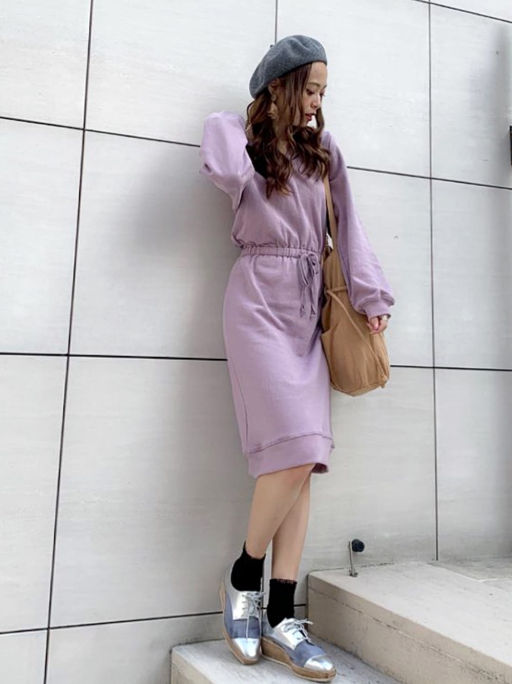 ピンク系のワンピース/ドレス、シルバー系のドレスシューズ、ブラウン系のバッグを着用したレディースの秋コーディネートの1枚目の写真