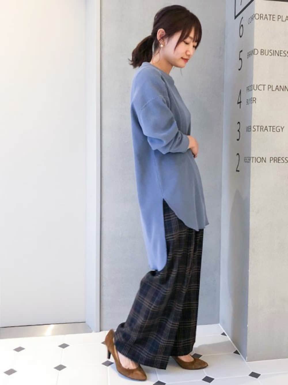 ブルー系のTシャツ/カットソー、ブルー系のその他パンツを着用したレディースの秋コーディネートの1枚目の写真