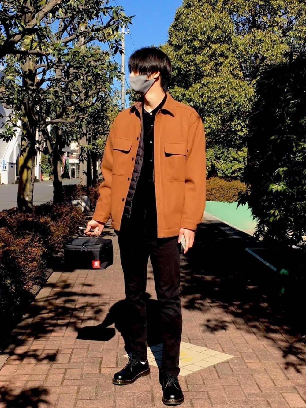 ブラウン系のジャケット/アウター、ブラック系のチノパンツ、ブラック系のシャツ/ブラウスを着用したメンズの冬コーディネートの1枚目の写真