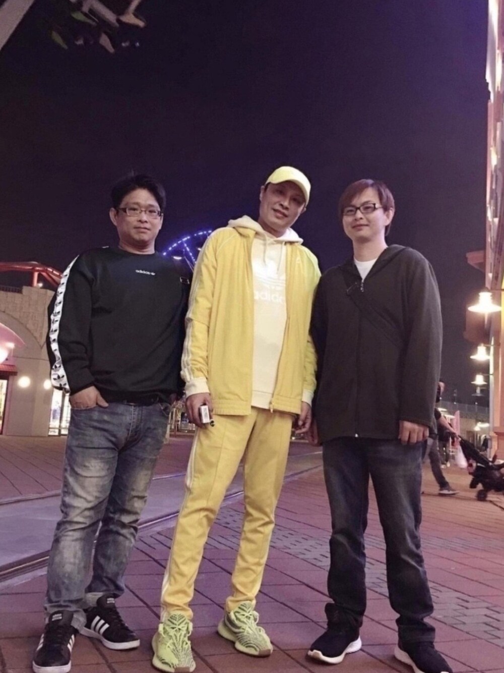「adidas、adidas originals、街頭穿搭、休閒、黃色、yeezy、YeezyBoost350、yeezyboost、牛仔褲、綠色」｜「adidas Originalsのadidas Originals アディダス オリジナルス トレフォイル キャツプ / TREFOIL CAP cd6974（キャップ、イエロー系）」を使った、許翔さん（メンズ・178cm）の春コーディネートの1枚目の写真