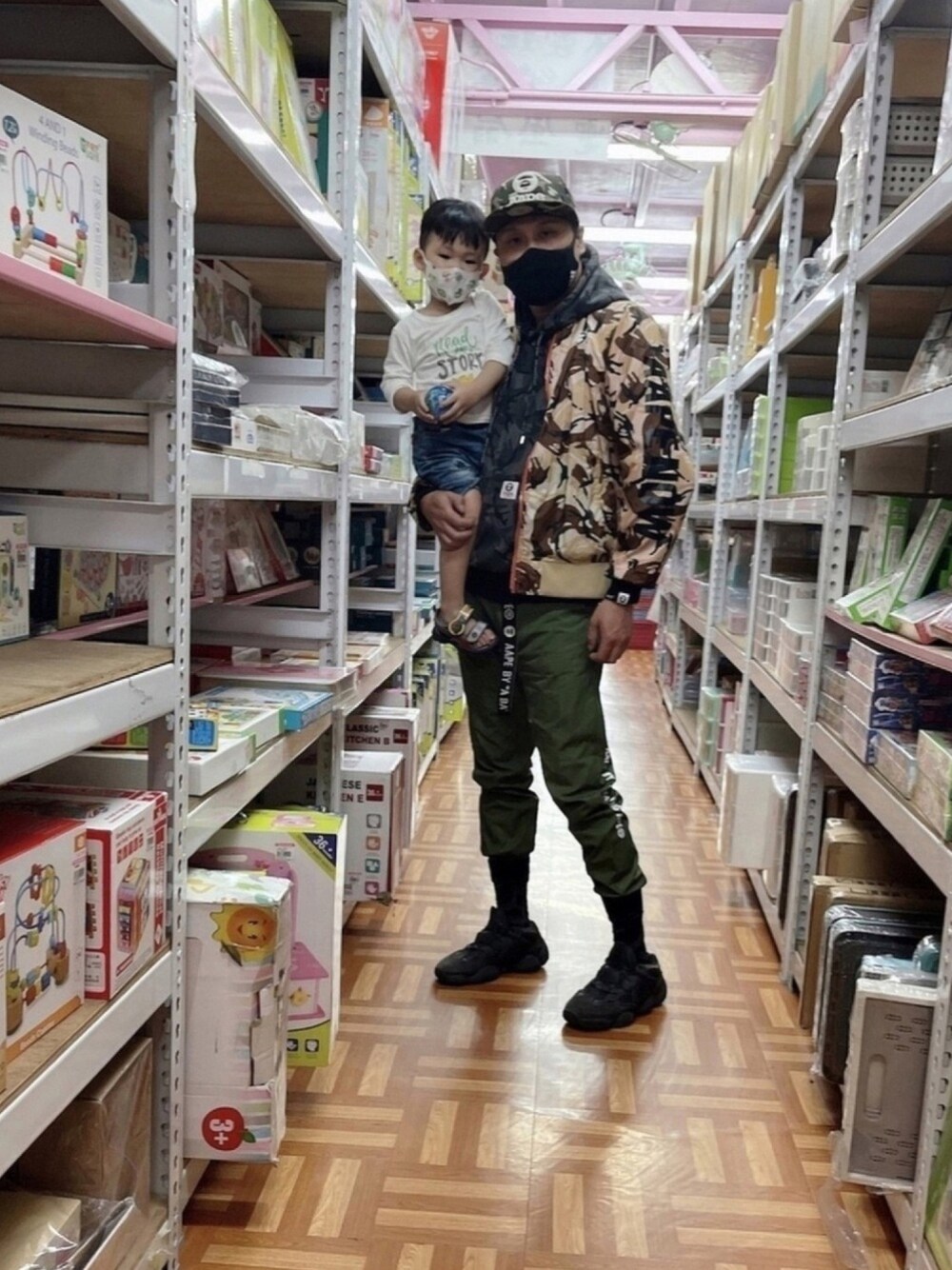 「AAPE、adidas、街頭穿搭、休閒、迷彩、AAPE BY A BATHING APE(AAPE BY A BATHING APE)、yeezy、yeezy500、黃色、綠色」｜「AAPE BY A BATHING APEのAAPE NEW ERA CAP：ニューエラ キャップ（キャップ、グリーン系）」を使った、許翔さん（メンズ・178cm）の春コーディネートの1枚目の写真