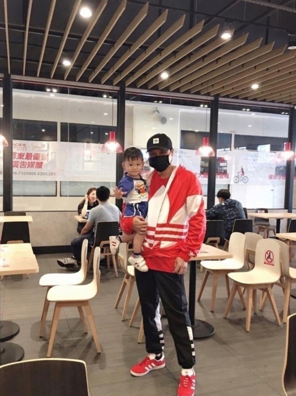 adidas Originals（アディダスオリジナルス）の「adidas