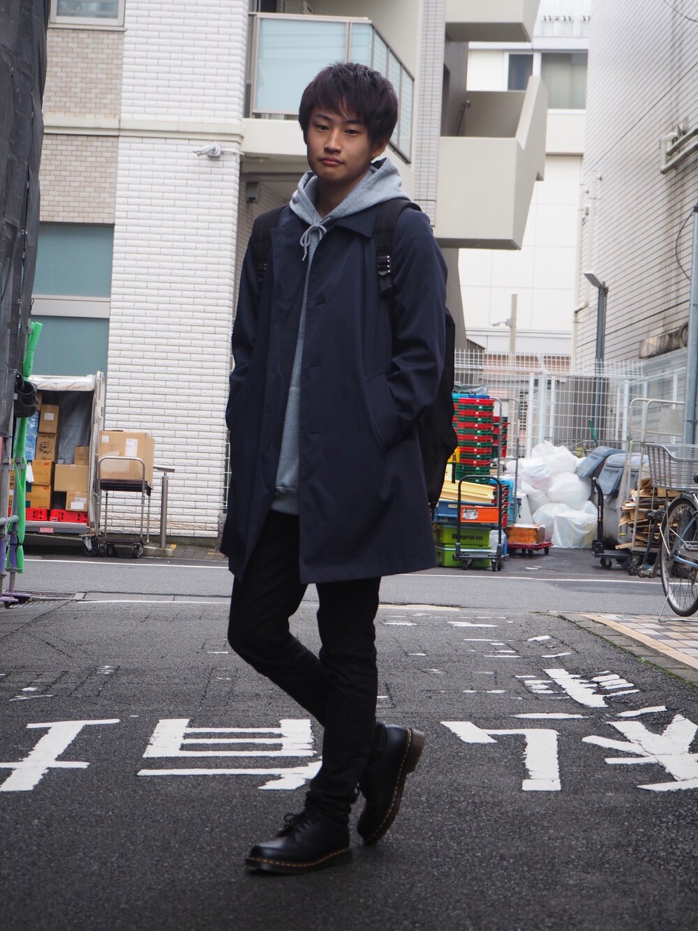 「秋冬コーデ、ビッグシルエット、黒スキニー、秋のコーデ、コート、Dr.Martens、パーカー、パーカー グレー、リュック」｜「JOURNAL STANDARDのT/R チェスターコート#（チェスターコート、ブルー系）」を使った、taichiさん（メンズ・169cm）の秋コーディネートの1枚目の写真