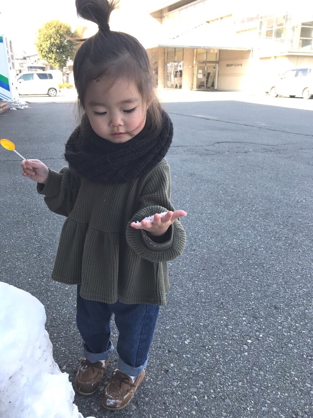 「キッズファッション、ワッフル、裾フリル、ボリューム袖、カーキ、テーパードデニム、おだんごヘアー、ニットスヌード、モカシン」｜「ひぃばばmadeのアイテム（ストール/ショール、ブラック系）」を使った、✿ℍ𝔸ℕℕ𝔸✿ さん（キッズ・90cm）の冬コーディネートの1枚目の写真