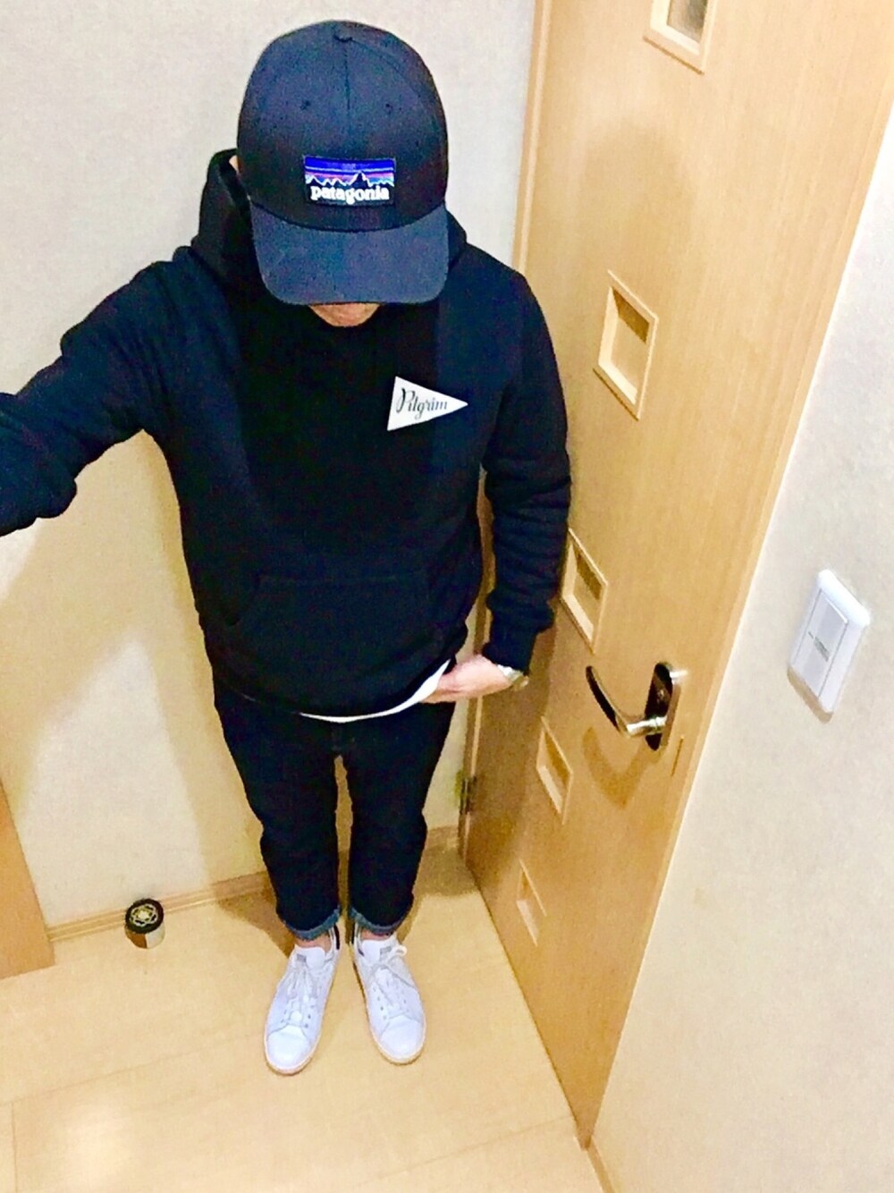 「パタゴニア、ユニクロ、プチプラ、ピルグリム、サタデーズ ニューヨークシティ (Saturdays NYC)、ベイフロー(BAYFLOW)、ロンハーマン、スタンスミス」｜「patagoniaのPatagonia / P-6 ロゴ ラジャー ザット ハット（キャップ、ブラック系）」を使った、tsukasa0120さん（メンズ・167cm）の冬コーディネートの1枚目の写真