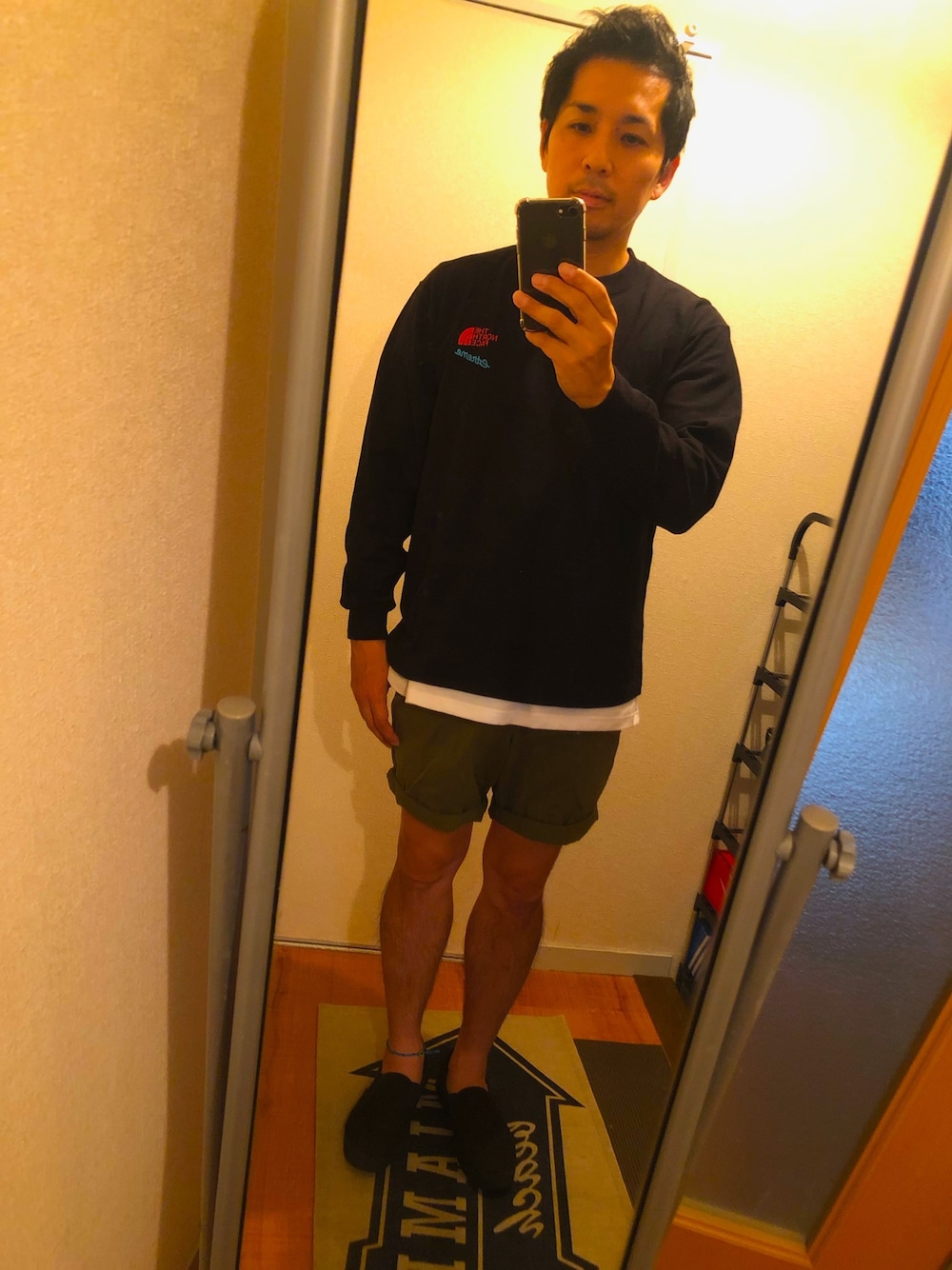 ブラック系のTシャツ/カットソー、ホワイト系のTシャツ/カットソー、ブラック系のスリッポンを着用したメンズの夏コーディネートの1枚目の写真