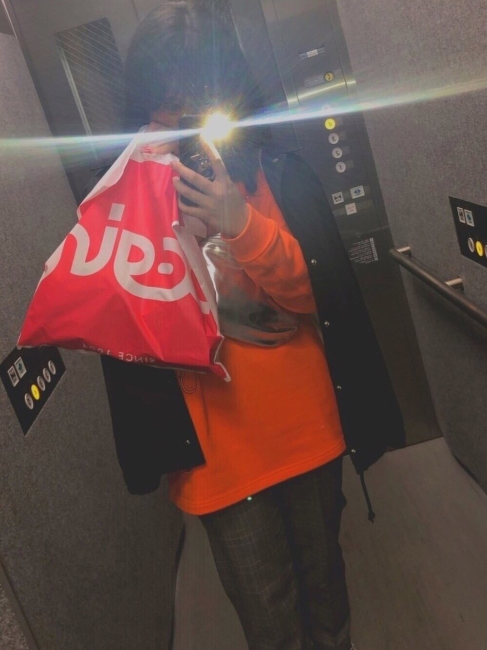 「x-girl、コーチジャケット、黒アウター、オレンジ、トレーナー、チェックパンツ、moussy、ダッドスニーカー、ボディバッグ、シルバーバッグ」｜「X-girlのWELL-KNOWN LOGO SWEAT L/S TOP（スウェット、オレンジ系）」を使った、®️さん（レディース・160cm）の春コーディネートの1枚目の写真