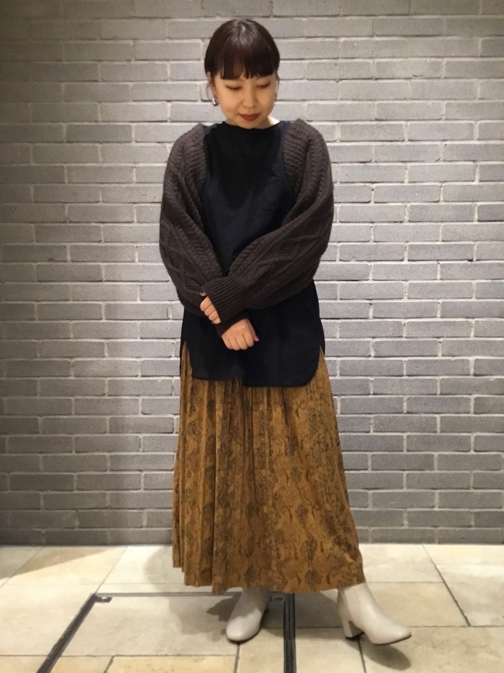 「ORiental TRaffic(ORiental TRaffic)、1415、ニット、プリーツスカート、イエロー×ブラック、ブーツ、ホワイトブーツ」｜「ORiental TRafficのスクエアトゥ切替ミドルブーツ/1415（ブーツ、ホワイト系）」を使った、ORientalTRaffic アトレ上野店 .さん（レディース・156cm）の秋コーディネートの1枚目の写真