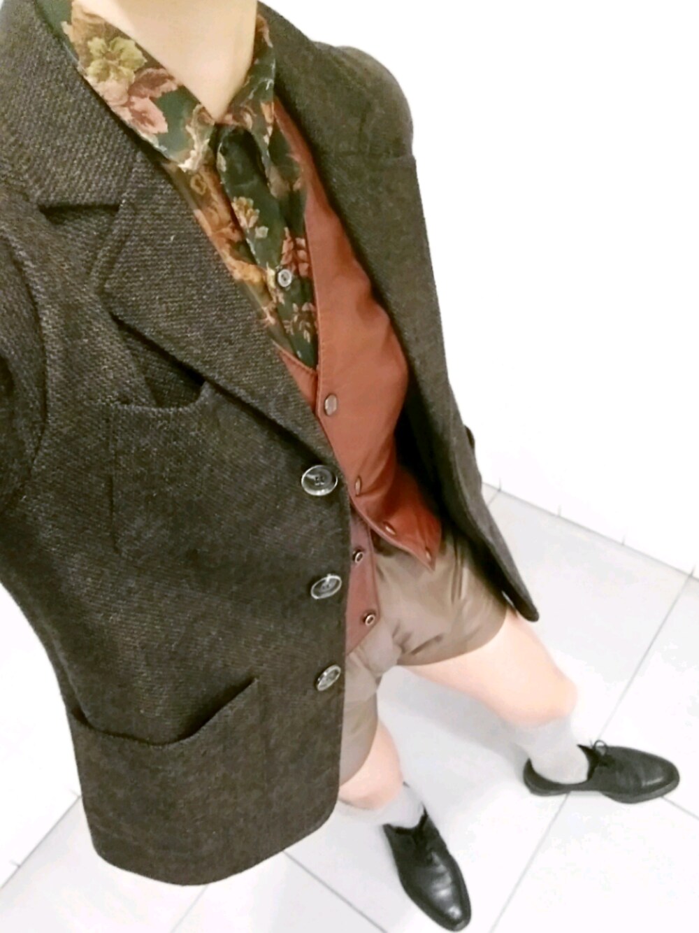 「ヴィンテージ、テイラードジャケット、レザーパンツ、花柄ブラウス、秋色コーデ、ハイソックス」｜「STYLENANDAのアイテム（テーラードジャケット、ブラウン系）」を使った、ぶるーさん（レディース・160cm）の秋コーディネートの1枚目の写真