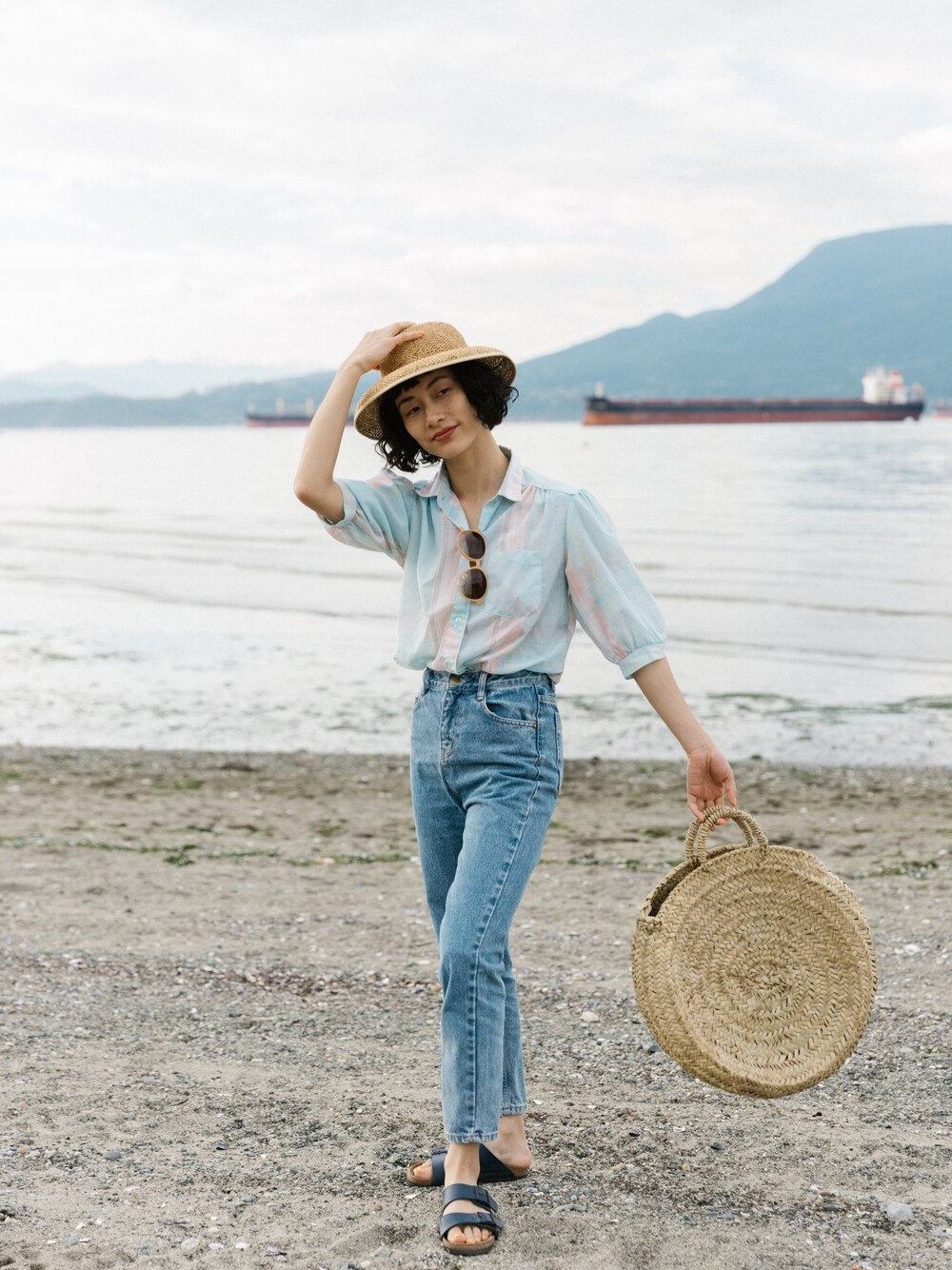 「麦わら帽子、麦わらバッグ、ヴィンテージブラウス、ビルケンシュトック、サンダル」｜「VINTAGEのアイテム（デニムパンツ、ブルー系）」を使った、ぶるーさん（レディース・160cm）の秋コーディネートの1枚目の写真