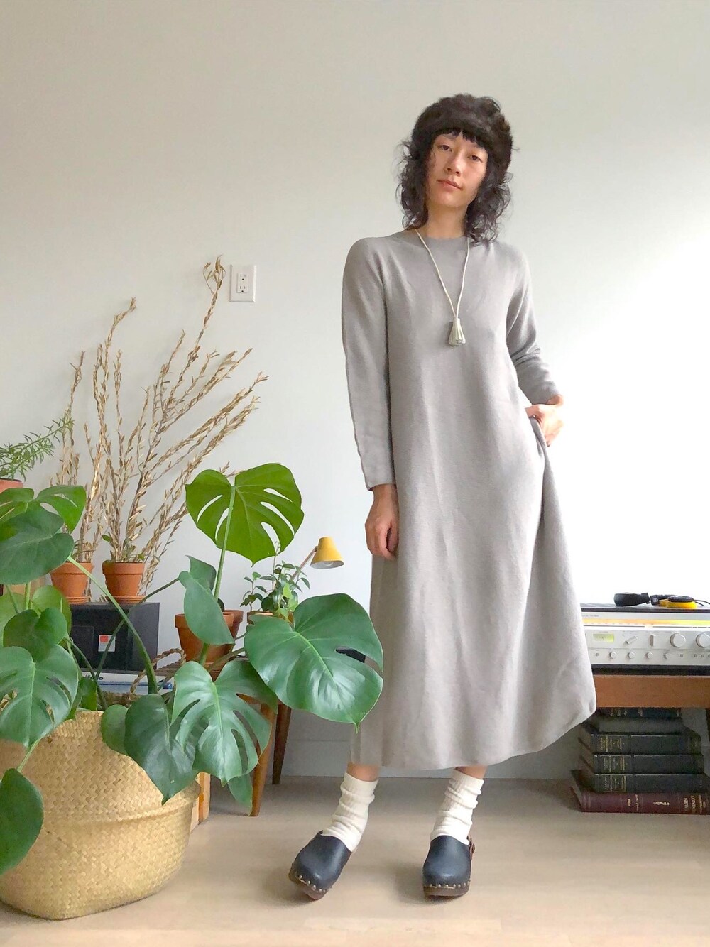 「ハンドメイド、レザー、モノトーン、灰色、白ソックス、クロッグ」｜「BOSABOのアイテム（その他シューズ、ブラック系）」を使った、ぶるーさん（レディース・160cm）の冬コーディネートの1枚目の写真