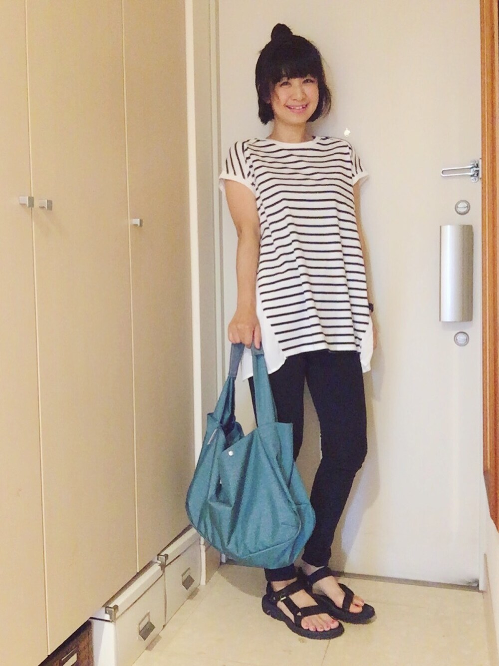 「レギパン、UNIQLO、スポーツサンダル、チープカシオ、teva、BAG'n'NOUN、モノトーン、おだんごヘアー、ボーダー、ボーダートップス」｜「AS KNOW AS PINKYの（P70805）ｻｲﾄﾞﾌﾟﾘｰﾂBDTN（チュニック、ホワイト系）」を使った、ナオさん（レディース・162cm）の夏コーディネートの1枚目の写真