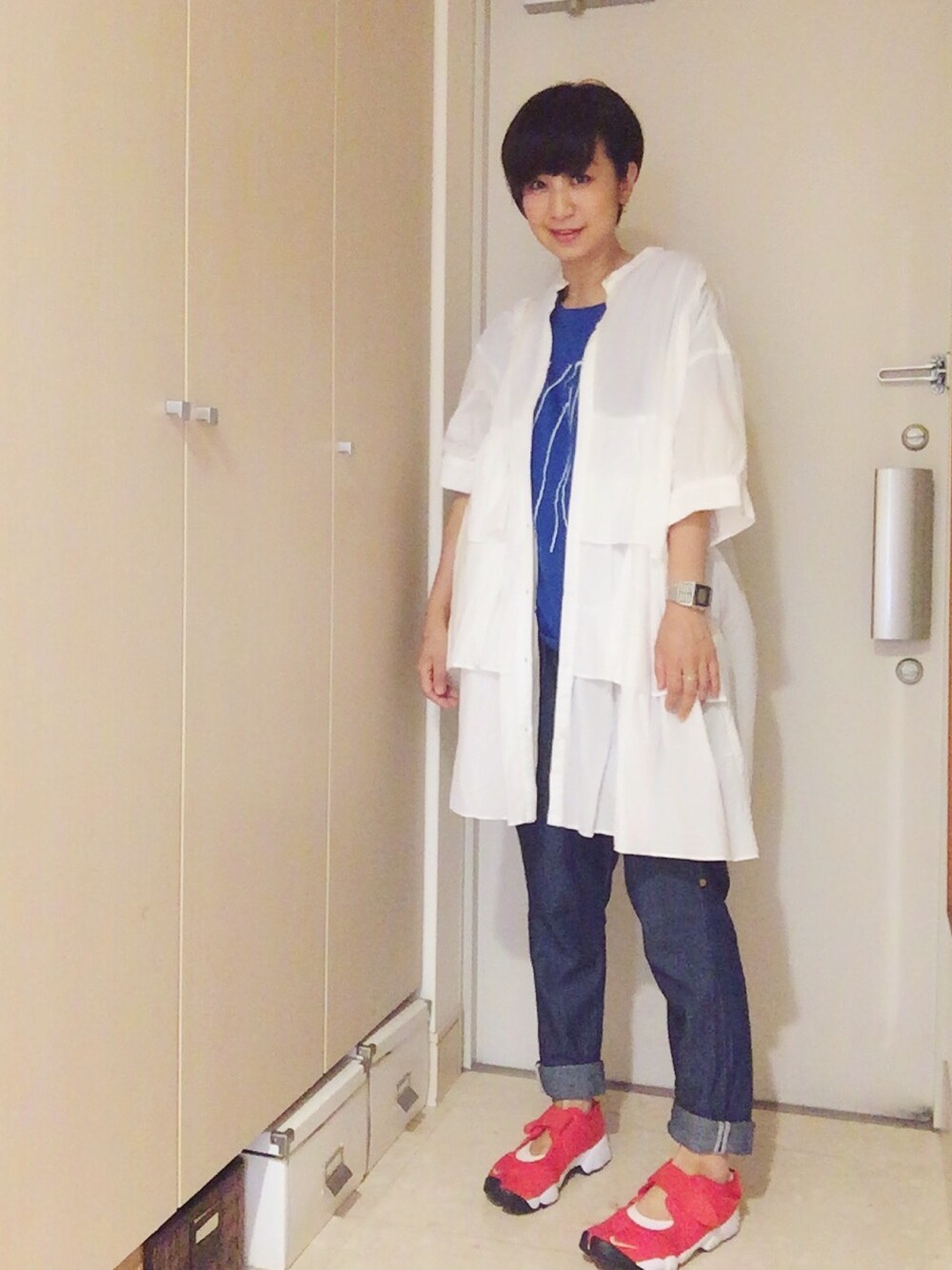 「藤井隆、mercibeaucoup,、LOWRYS FARM、Tシャツ、エアリフト、BAG'n'NOUN、シャツワンピ、デニムパンツ、NIKE、フリル」｜「LOWRYS FARMのフリルシャツワンピース　759734 （シャツワンピース、ホワイト系）」を使った、ナオさん（レディース・162cm）の夏コーディネートの1枚目の写真