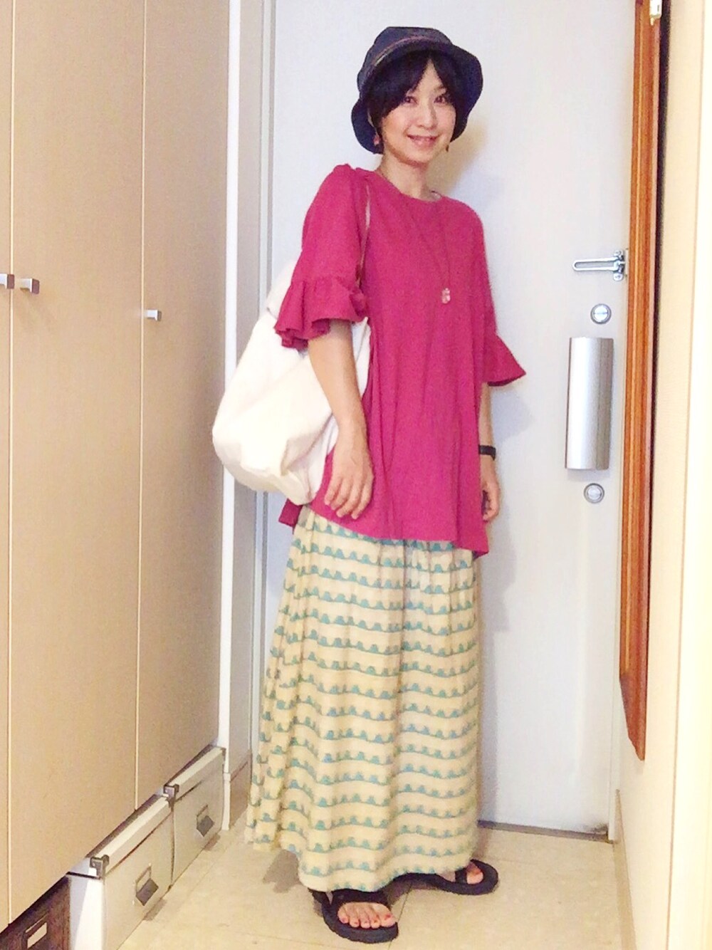 「summer、マキシスカート、フリルトップス、RETRO GIRL、チチカカ、ハット、BAG'n'NOUN、スポーツサンダル、teva、チープカシオ」｜「BILLABONGのアイテム（ハット、ブルー系）」を使った、ナオさん（レディース・162cm）の夏コーディネートの1枚目の写真