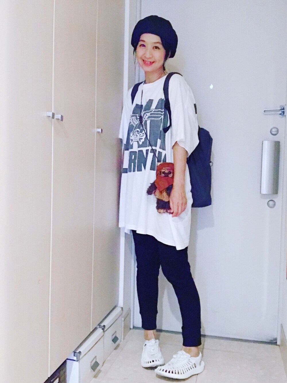 「ロゴT、RNA、ビッグシルエット、オーバーサイズ、白Tシャツ、ベレー帽、モノトーンコーデ、BAG'n'NOUN、keen、サーマルレギンス」｜「OCEAN UNION GENERAL STOREのアイテム（ハンチング/ベレー帽、ブラック系）」を使った、ナオさん（レディース・162cm）の夏コーディネートの1枚目の写真