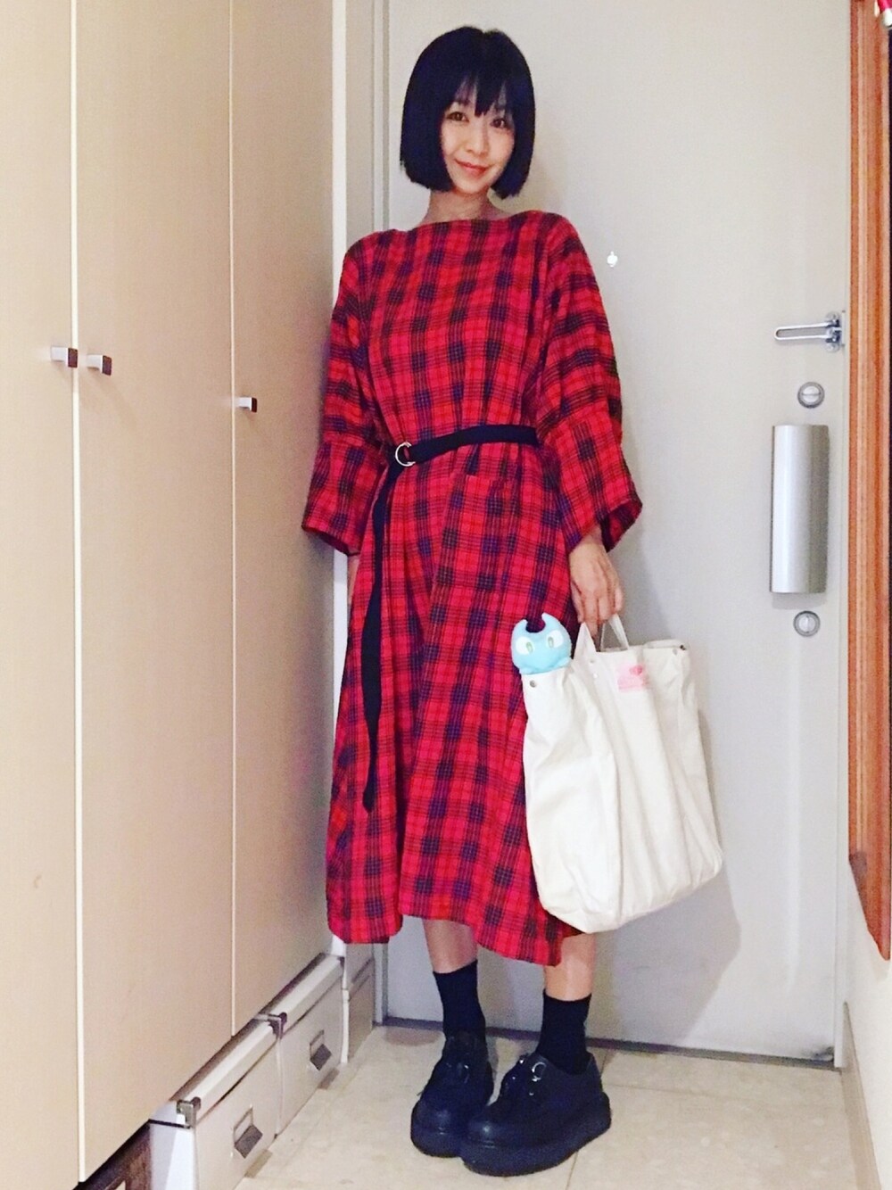 「ギンガイアン、ワンピース、赤、チェックワンピース、ラバーソール、RNA、BAG'n'NOUN、ぬいぐるみ、ハンドメイド、秋服準備はじめました」｜「Handmadeの自作ワンピース（ワンピース、レッド系）」を使った、ナオさん（レディース・162cm）の秋コーディネートの1枚目の写真