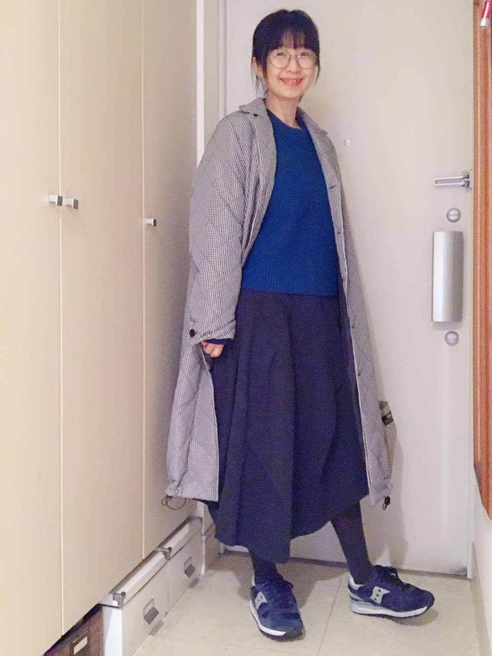 「めがね、UNIQLO、mercibeaucoup,、ニット、saucony、スニーカー、秋冬コーデ、チェックコート、Kastane、スニーカーコーデ」｜「UNIQLOのアイテム（ニット/セーター、ブルー系）」を使った、ナオさん（レディース・162cm）の秋コーディネートの1枚目の写真