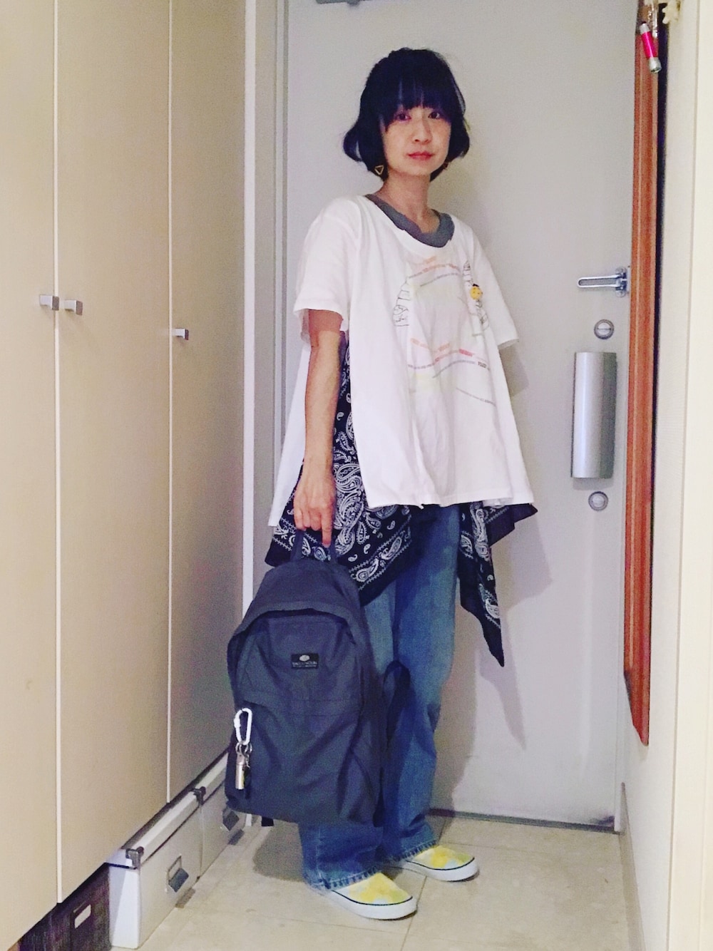 「ゆずっこ、ゆず、ライブ、ライブTシャツ、リメイク、ライブスタイル、デニムパンツ、ハンドメイド、スリッポン、バックパック」｜「ゆずTリメイクのゆずライブTリメイク（Tシャツ/カットソー、ホワイト系）」を使った、ナオさん（レディース・162cm）の春コーディネートの1枚目の写真