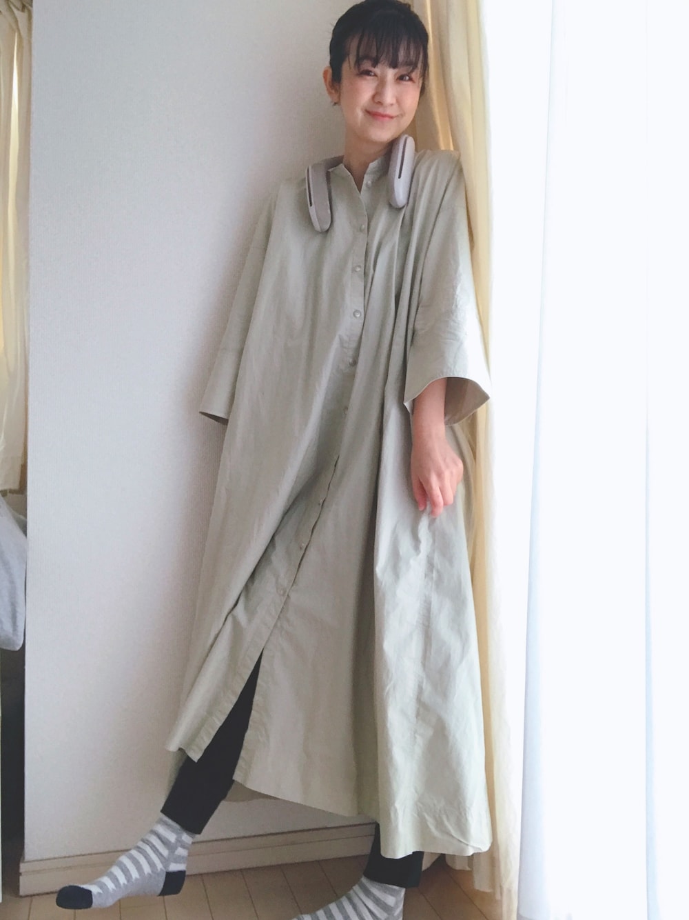 「おうちファッション、UNIQLO、ロングワンピース、ゆるコーデ、ラフコーデ、カジュアルコーデ、オーバーサイズ、ボーダーソックス」｜「UNIQLOのアイテム（シャツワンピース、ベージュ系）」を使った、ナオさん（レディース・162cm）の春コーディネートの1枚目の写真