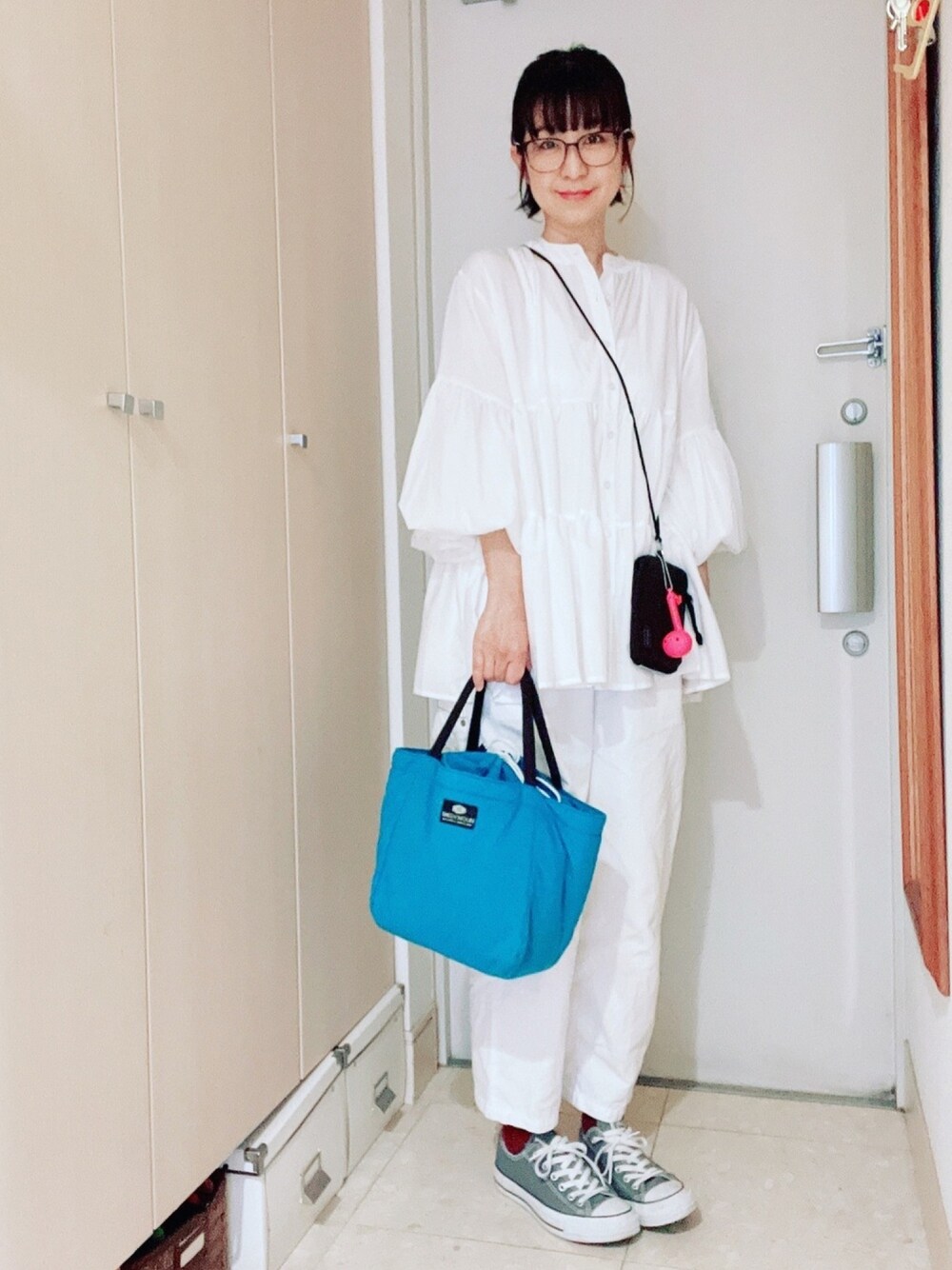 「オタマトーン、シンプル、春コーデ、淡色コーデ、ワイドパンツ、コンバース、ホワイトコーデ、シャツスタイル、PORTER、BAG'n'NOUN」｜「Zoffのアイテム（メガネ、ブラウン系）」を使った、ナオさん（レディース・162cm）の春コーディネートの1枚目の写真