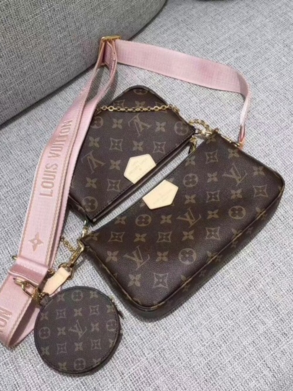 「2019年最新ルイヴィトンLouis Vuitton★マルチポシェットショルダー（着物、シルバー系）」を使った、fttytさん（レディース・162cm）の冬コーディネートの1枚目の写真