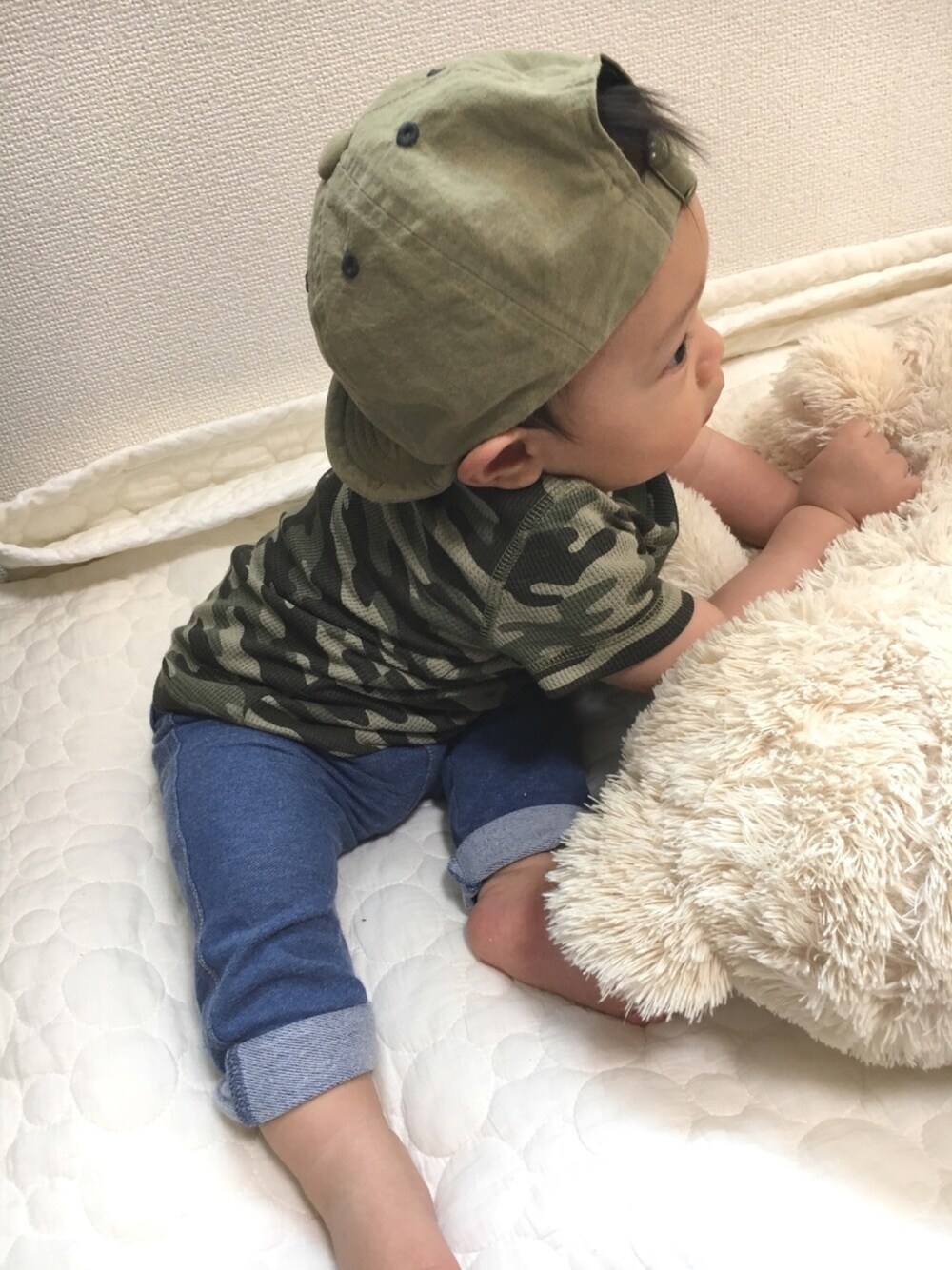 「激安コーデ、むすこーで、キッズファッション、男の子コーデ、カジュアル、プチプラコーデ、おとこのこ、10ヶ月、西松屋、カモフラ」｜「バースデーのアイテム（キャップ、グリーン系）」を使った、KAIRI⋆⋆⋆さん（キッズ・60cm）の春コーディネートの1枚目の写真