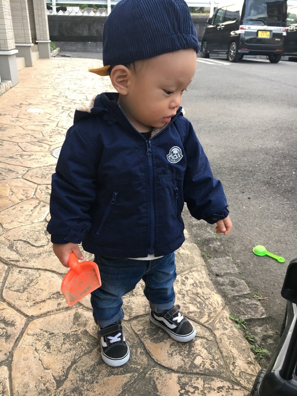 「ストリート服が好き、秋冬コーデ、シンプルコーデ、デニム、カジュアル、キャップ、男の子」｜「petit mainのナンバー入りコーデュロイバイカラーキャップ（キャップ、ブルー系）」を使った、KAIRI⋆⋆⋆さん（キッズ・80cm）の秋コーディネートの1枚目の写真