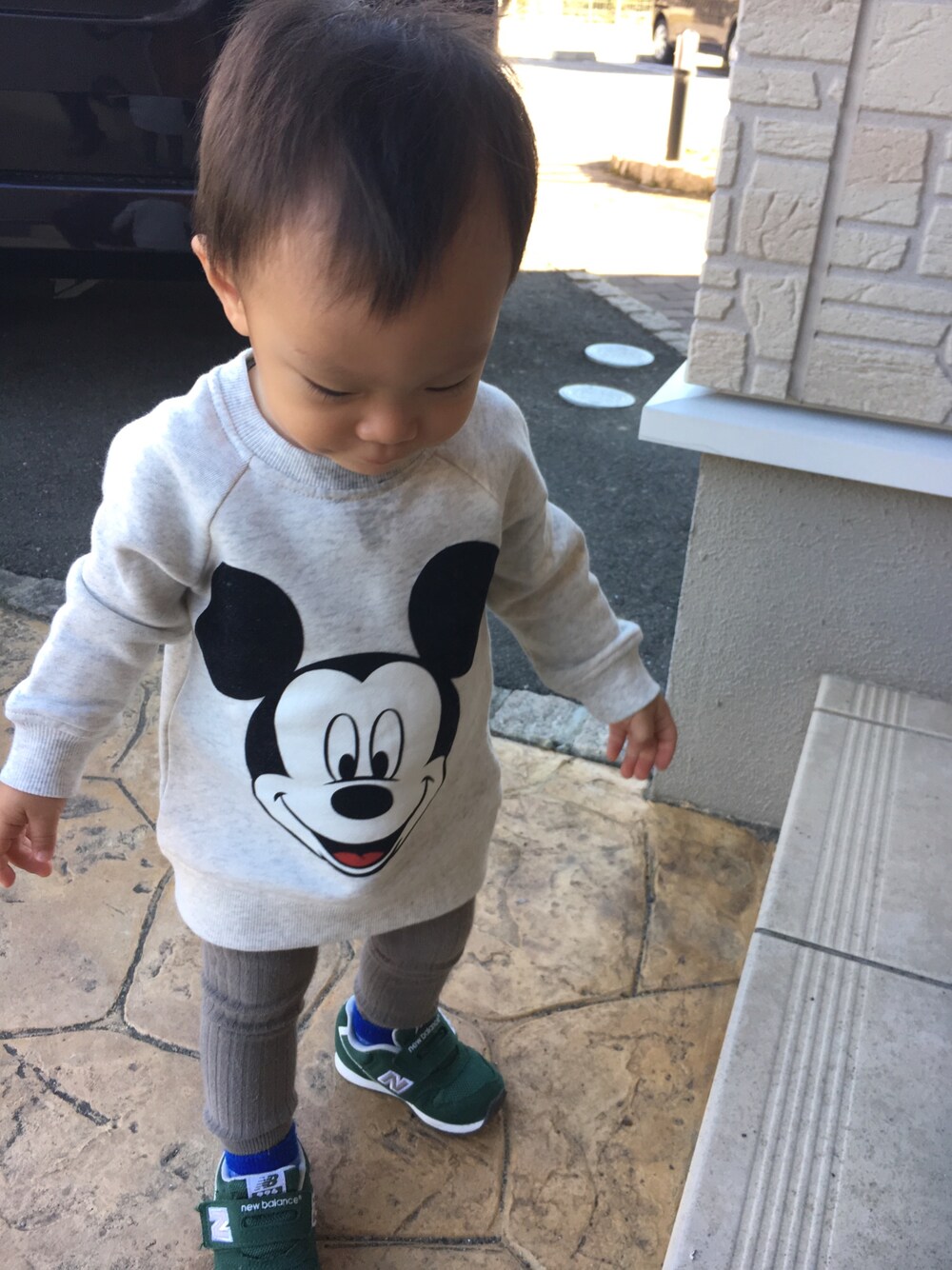 「ミッキーT、ストリート服が好き、レギンスパンツ、レギパン、レギンス、ニューバランス、シンプルコーデ、おとこのこ、1歳」｜「H&Mのアイテム（スウェット、ホワイト系）」を使った、KAIRI⋆⋆⋆さん（キッズ・80cm）の秋コーディネートの1枚目の写真