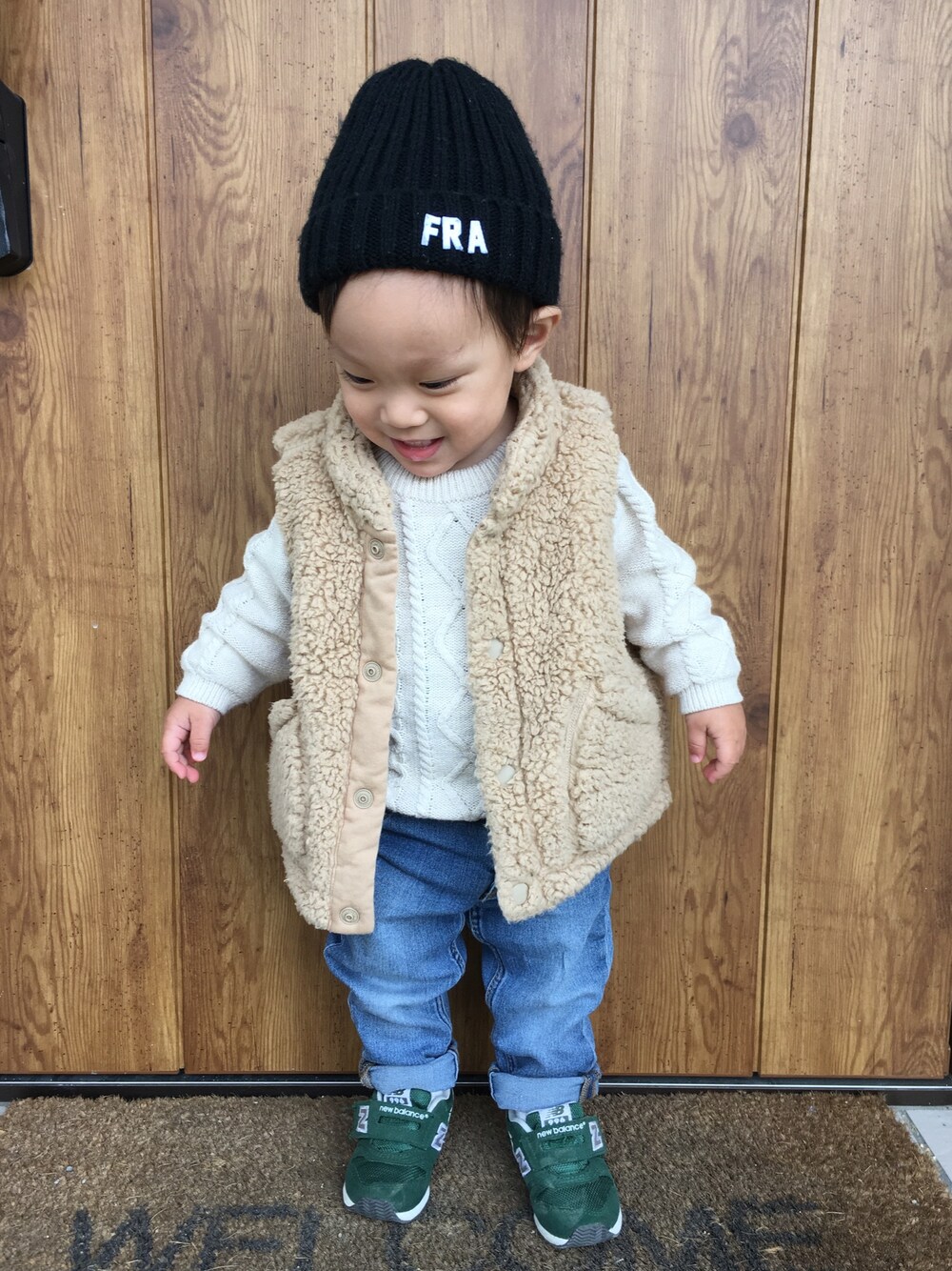 「キッズファッション、カジュアルコーデ、ニット、デニムパンツ、デニム、モコモコアウター、男の子コーデ、おとこのこ、おとこのこスタイル、1歳半」｜「petit mainのロゴ入りニット帽（ニットキャップ/ビーニー、ブラック系）」を使った、KAIRI⋆⋆⋆さん（キッズ・80cm）の冬コーディネートの1枚目の写真