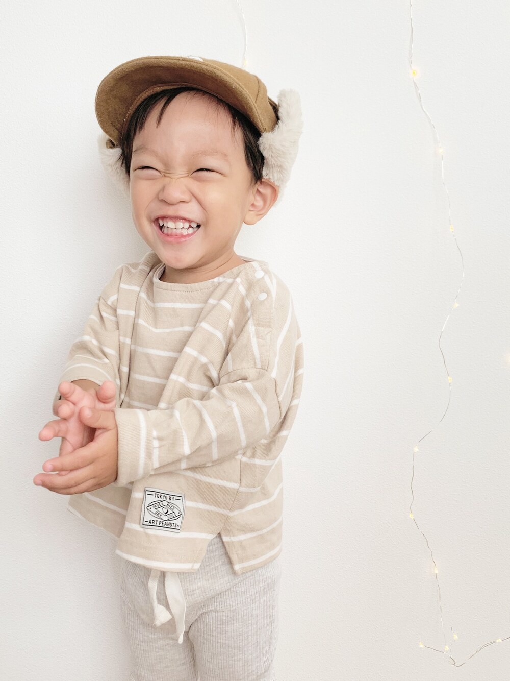 「ベージュコーデ、シンプルコーデ、キッズコーデ、秋のコーデ、男の子コーデ、秋コーデ、カジュアル、ゆるコーデ」｜「petit mainのフライトキャップ（キャップ、イエロー系）」を使った、KAIRI⋆⋆⋆さん（キッズ・80cm）の秋コーディネートの1枚目の写真