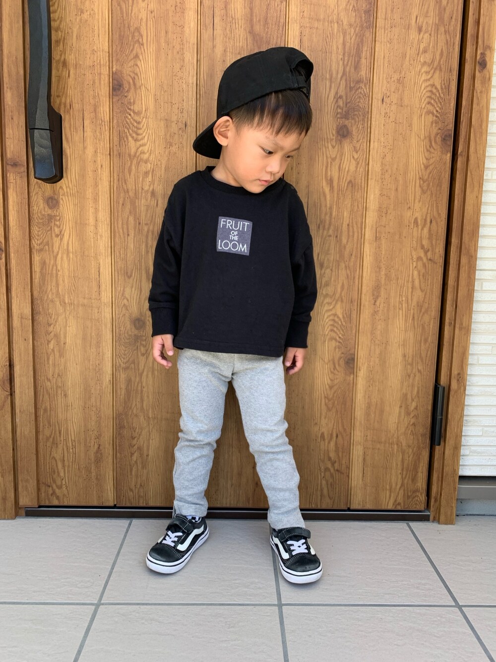 「キッズファッション、プチプラコーデ、ストリート、ストリートMIX、おとこのこ、ロンT、秋」｜「petit mainのロゴ刺繍キャップ（キャップ、ブラック系）」を使った、KAIRI⋆⋆⋆さん（キッズ・90cm）の秋コーディネートの1枚目の写真