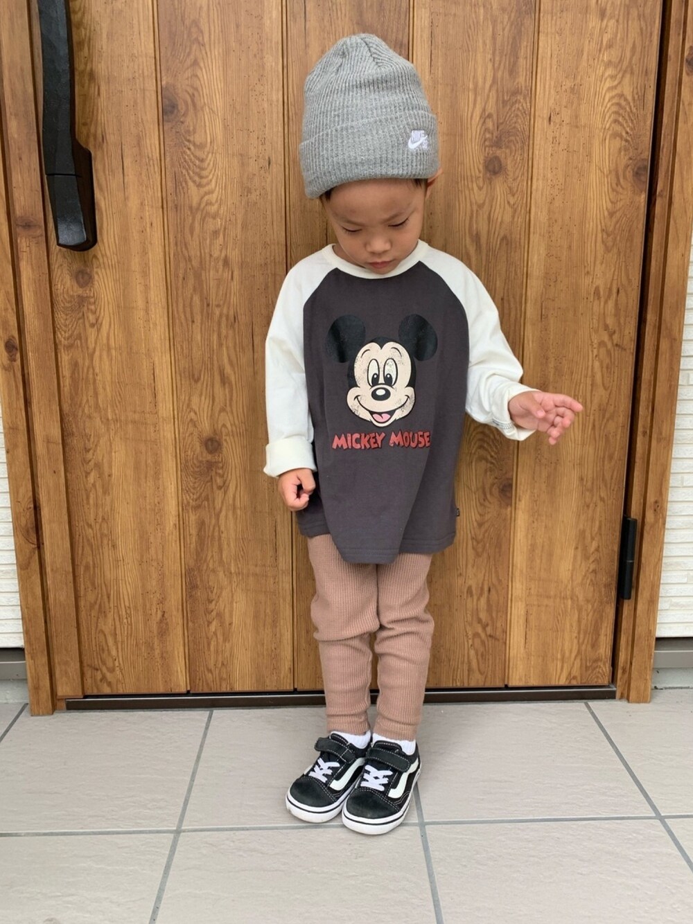 「秋コーデ、秋服準備はじめました、シンプルコーデ、ミッキー、VANS、キッズファッション、ロンT、男の子、アメカジ、スケータースタイル」｜「NIKEのＮＩＫＥ　フィッシャーマンビーニー（ニットキャップ/ビーニー、グレー系）」を使った、KAIRI⋆⋆⋆さん（キッズ・90cm）の秋コーディネートの1枚目の写真