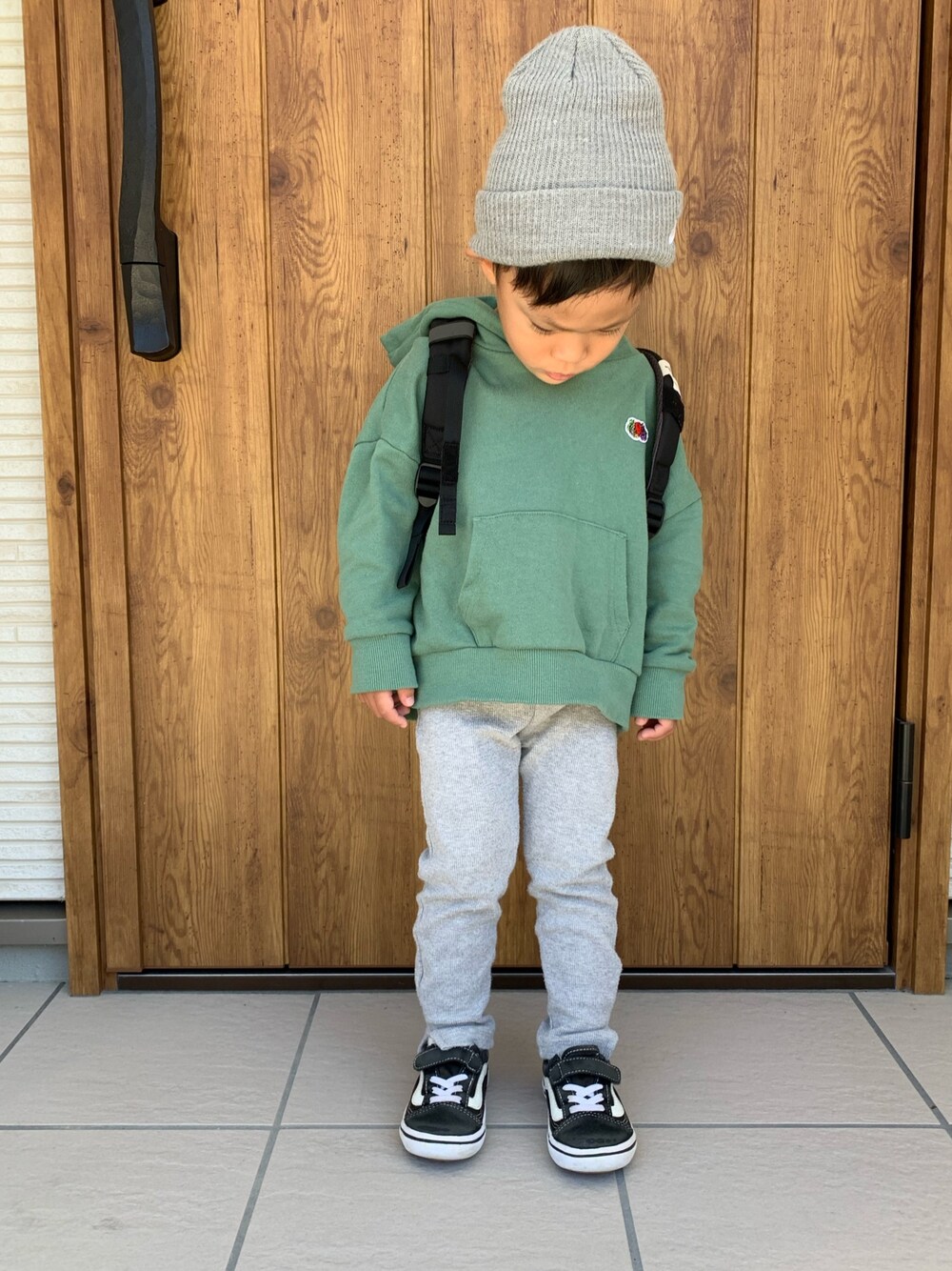 「秋のコーデ、キッズファッション、カジュアルコーデ、男の子、休日スタイル、男の子コーデ、むすこーで、3歳」｜「NIKEのＮＩＫＥ　フィッシャーマンビーニー（ニットキャップ/ビーニー、グレー系）」を使った、KAIRI⋆⋆⋆さん（キッズ・90cm）の秋コーディネートの1枚目の写真