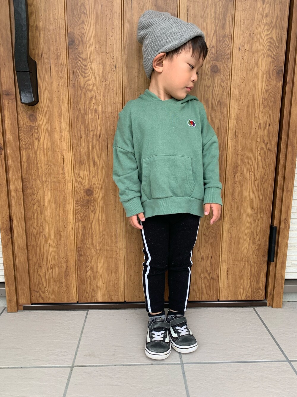 「休日スタイル、シンプル、kids、冬コーデ、プチプラ、男の子、キッズ、ラインパンツ」｜「NIKEのＮＩＫＥ　フィッシャーマンビーニー（ニットキャップ/ビーニー、グレー系）」を使った、KAIRI⋆⋆⋆さん（キッズ・90cm）の秋コーディネートの1枚目の写真