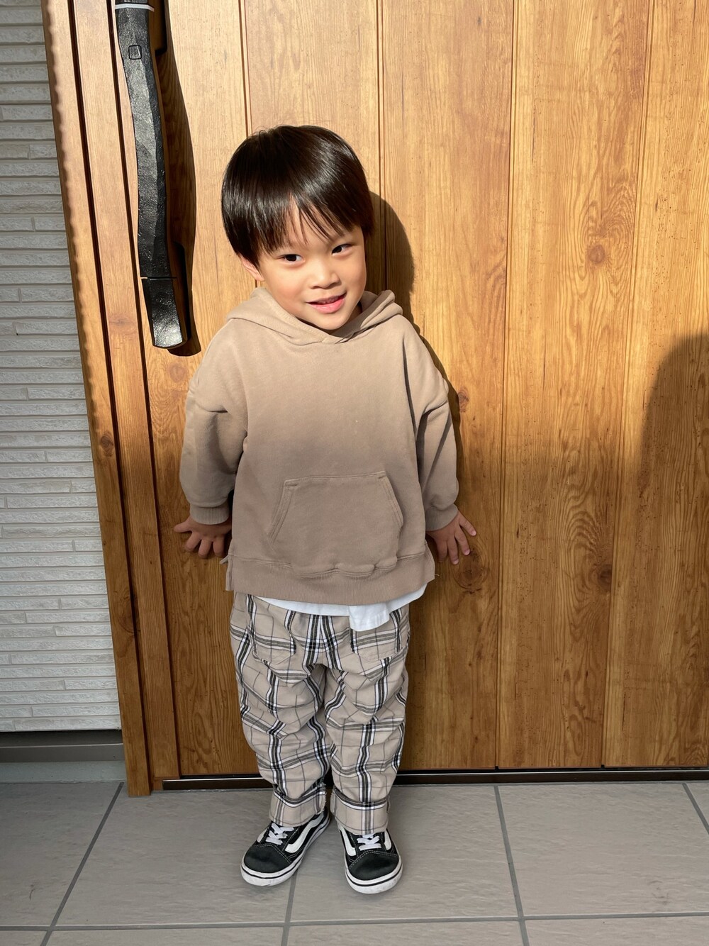 「スニーカー、キッズファッション、カジュアルコーデ、スニーカーコーデ、男の子、VANS、パステル映える春、休日スタイル、シンプル、devirock」｜「devirockのスウェットレイヤードプルパーカー（パーカー、ベージュ系）」を使った、KAIRI⋆⋆⋆さん（キッズ・90cm）の春コーディネートの1枚目の写真