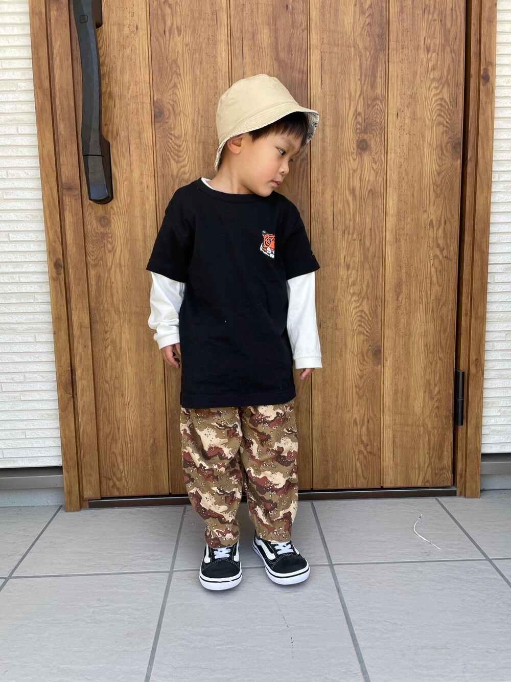 「プリントT、カジュアル、スニーカー、春、おしゃれさんと繋がりたい、バケットハット、ゆるコーデ、古着、古着MIX、ストリート」｜「Dickiesのアイテム（帽子、ベージュ系）」を使った、KAIRI⋆⋆⋆さん（キッズ・90cm）の春コーディネートの1枚目の写真