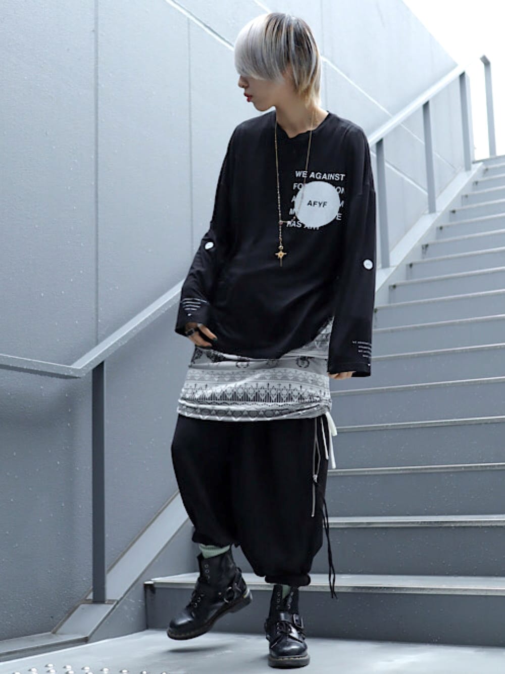 「春、ロンT、Tシャツ、サルエルパンツ、モノトーンコーデ、ゆるコーデ、レイヤードスタイル、Dr.Martens、rovtski、AFYF」｜「rovtskiのAFYF BASIC OVERSIZEDGRAPHIC LST/ベーシック オーバーサイズ グラフィック ロンT（Tシャツ/カットソー、ブラック系）」を使った、rovtski_hayakawaさん（レディース・172cm）の春コーディネートの1枚目の写真