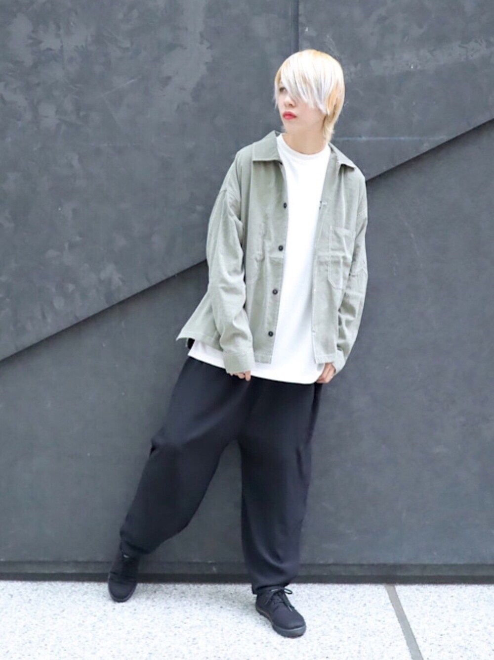 「シンプル、グリーン、Dr.Martens、きれいめカジュアル、春、春コーデ、シャツスタイル、ゆるコーデ、rovtski、AFYF」｜「HLMのポリピーチドロップショルダーシャツ（シャツ/ブラウス、グリーン系）」を使った、rovtski_hayakawaさん（レディース・172cm）の春コーディネートの1枚目の写真
