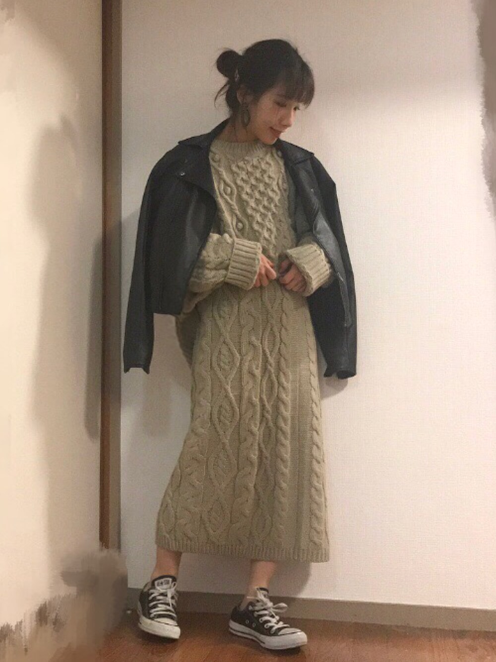 「アイラブCONVERSE、休日スタイル、スニーカー、ケーブルニット、LOWRYS FARM、ローリーズファーム(LOWRYS FARM)、ママコーデ、低身長、おしゃれさんと繋がりたい、ootd」｜「LOWRYS FARMのライダース　805090（ライダースジャケット、ブラック系）」を使った、たっきー◡̈❤︎さん（レディース・149cm）の冬コーディネートの1枚目の写真