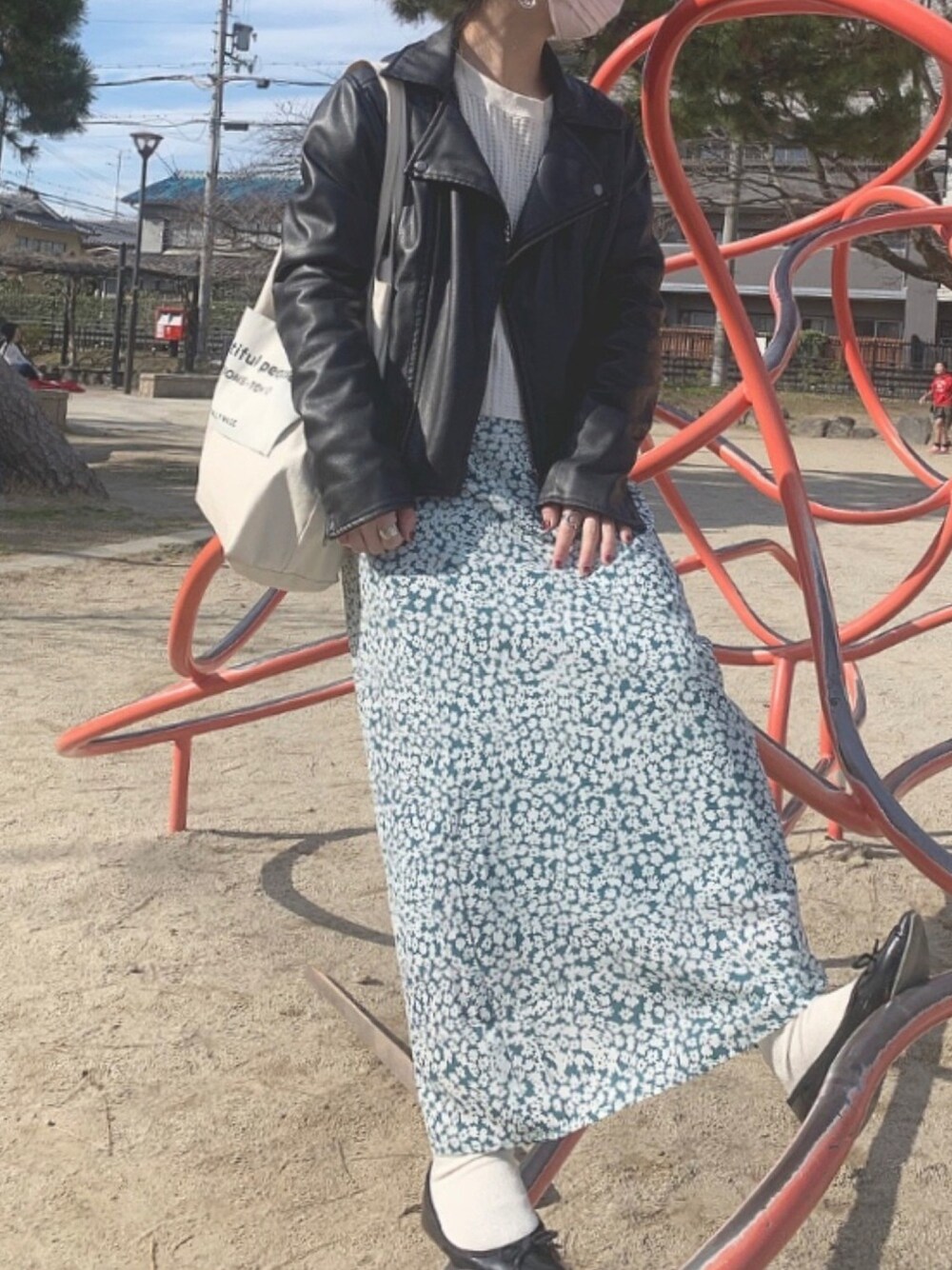 「春、休日スタイル、ママファッション、花柄、LOWRYS FARM、ローリーズファーム(LOWRYS FARM)、おしゃれさんと繋がりたい、花柄スカート、春アウター、ライダース」｜「LOWRYS FARMのオニワッフルショートプルオーバー　826010（Tシャツ/カットソー、ホワイト系）」を使った、たっきー◡̈❤︎さん（レディース・149cm）の春コーディネートの1枚目の写真