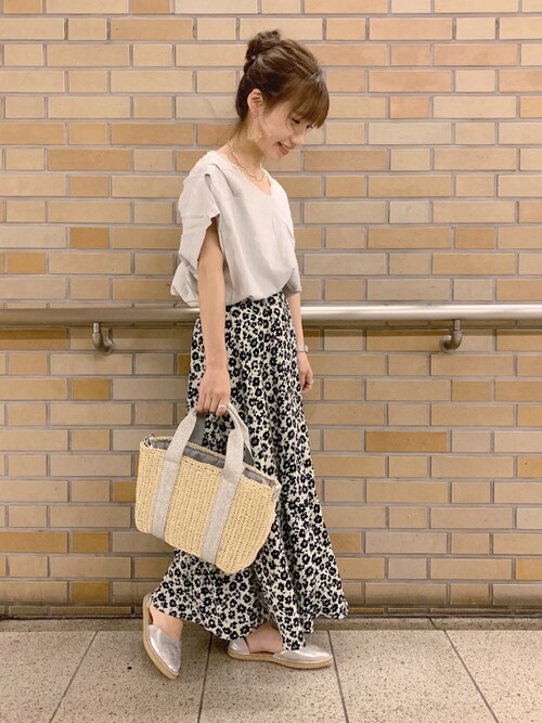 LOWRYS FARM 京都ポルタたっきー❁⃘さんのシャツ/ブラウス「ソデタックVネックブラウス 837267(LOWRYS FARM|ローリーズファーム)」を使ったコーディネート